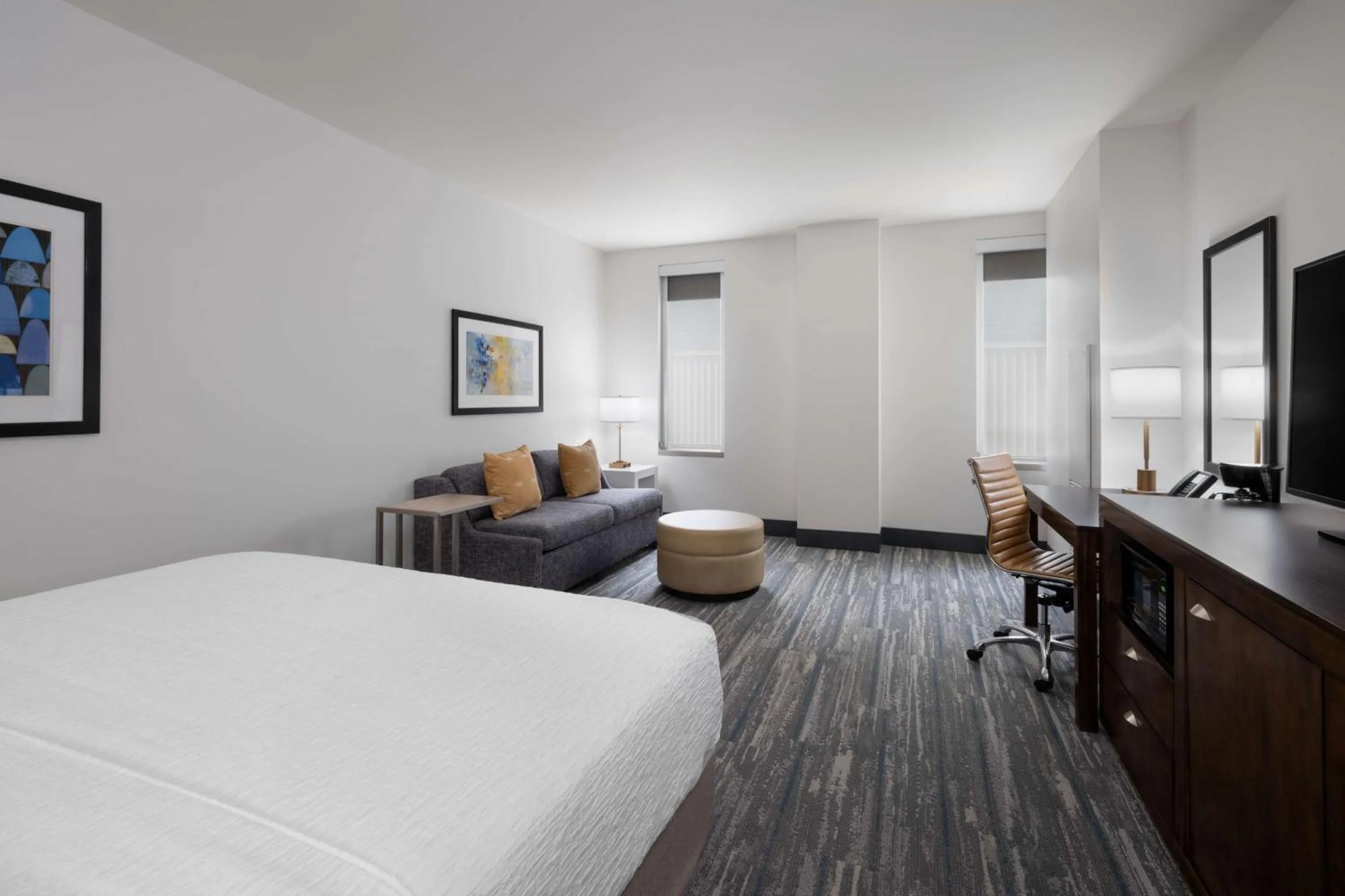 Living room, Bed in Hampton Inn & Suites Denver Downtown Convention Center