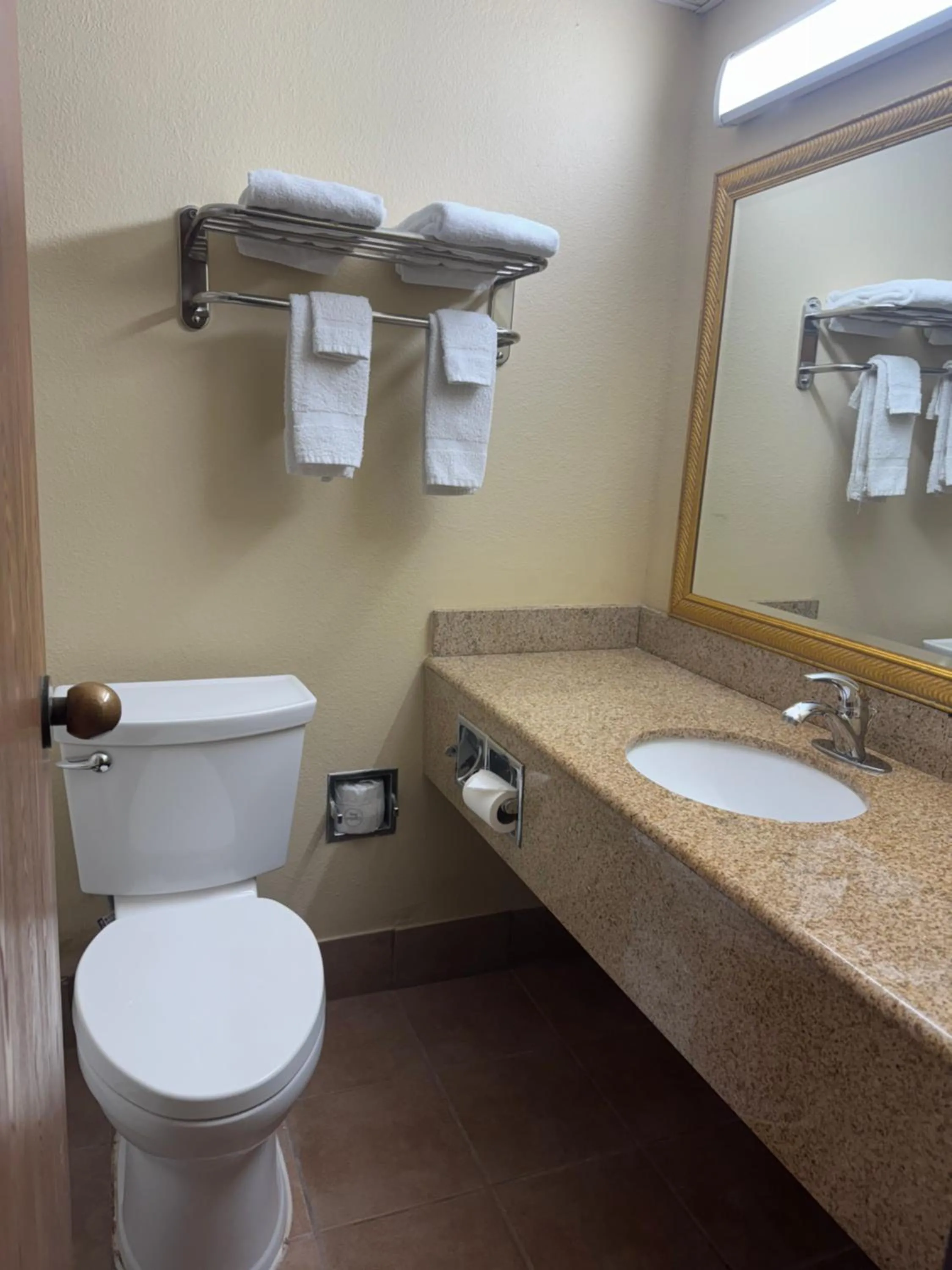 King Room - Non-Smoking in Emerald Inn