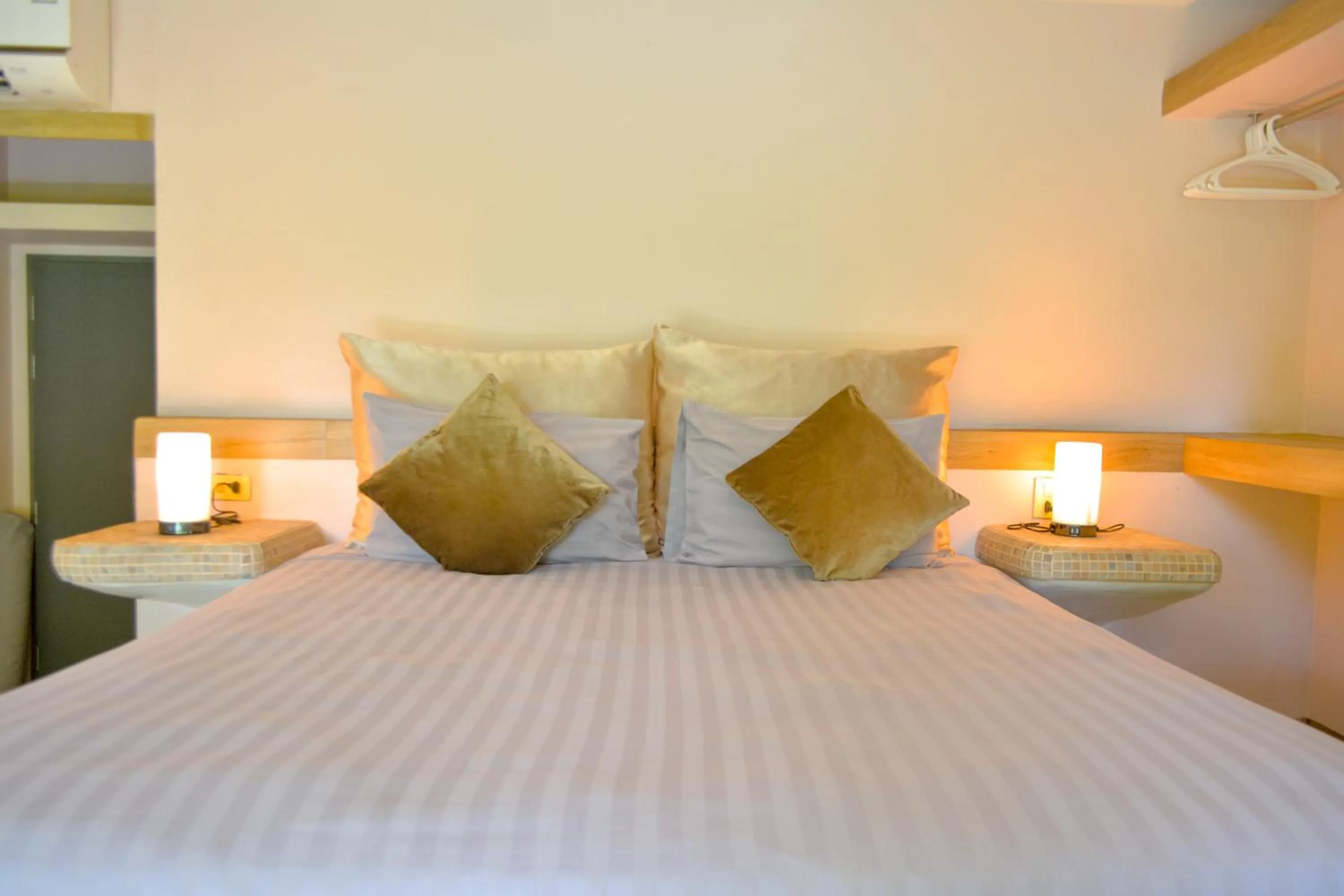 Bed in Le Divine Comedie Beach Resort