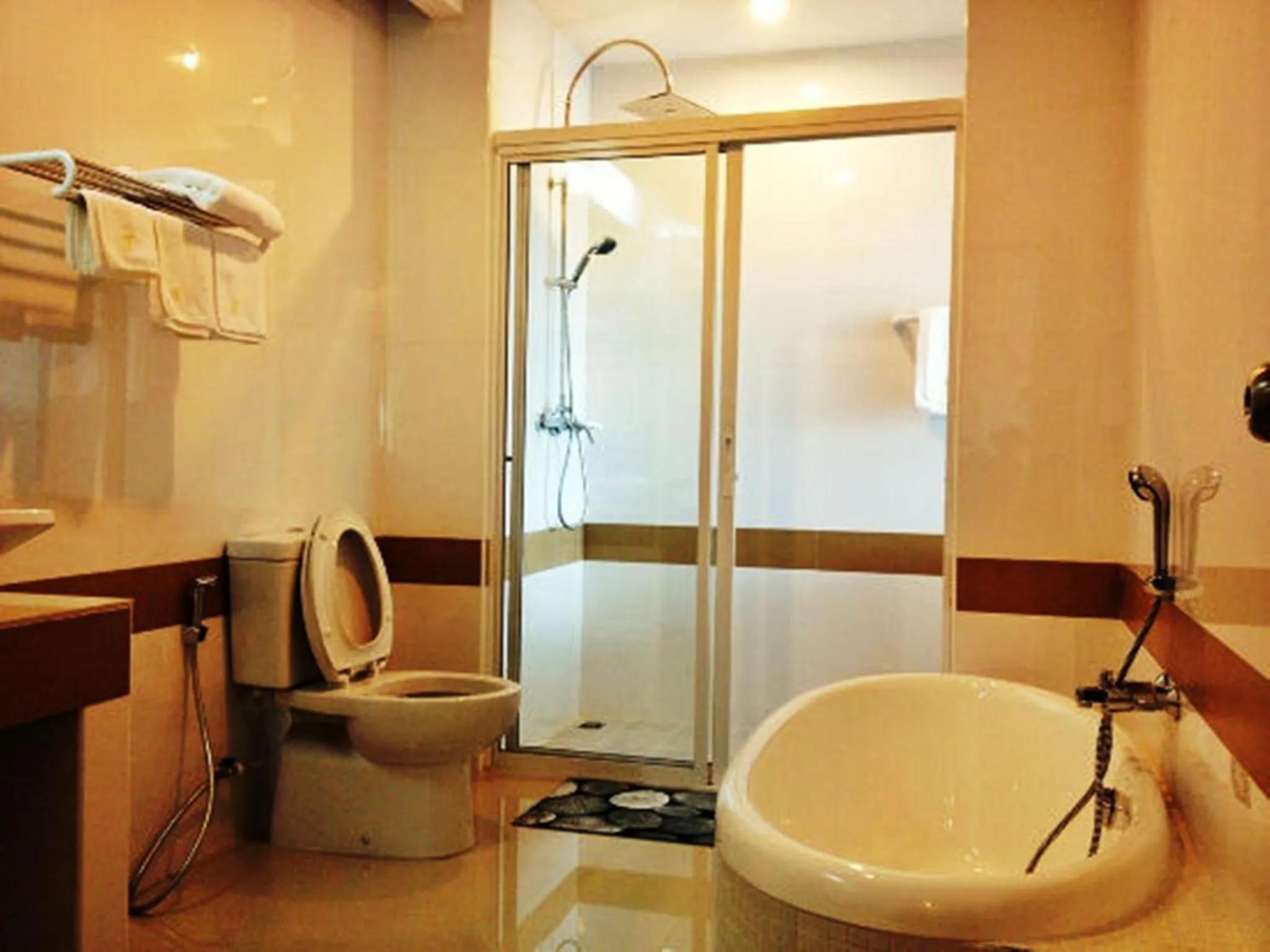 Toilet in SinKiat Buri Hotel