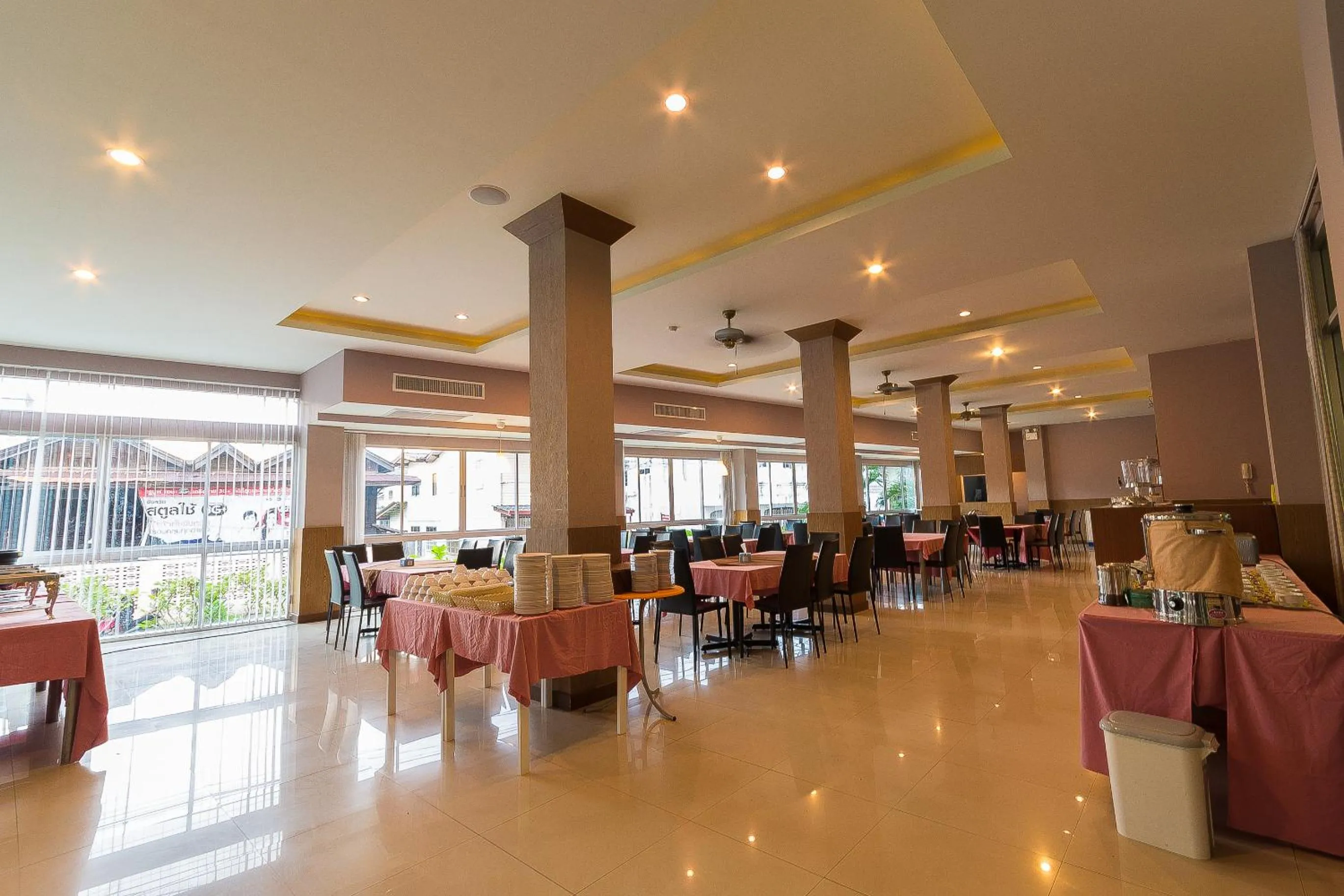 Restaurant/places to eat in SinKiat Buri Hotel