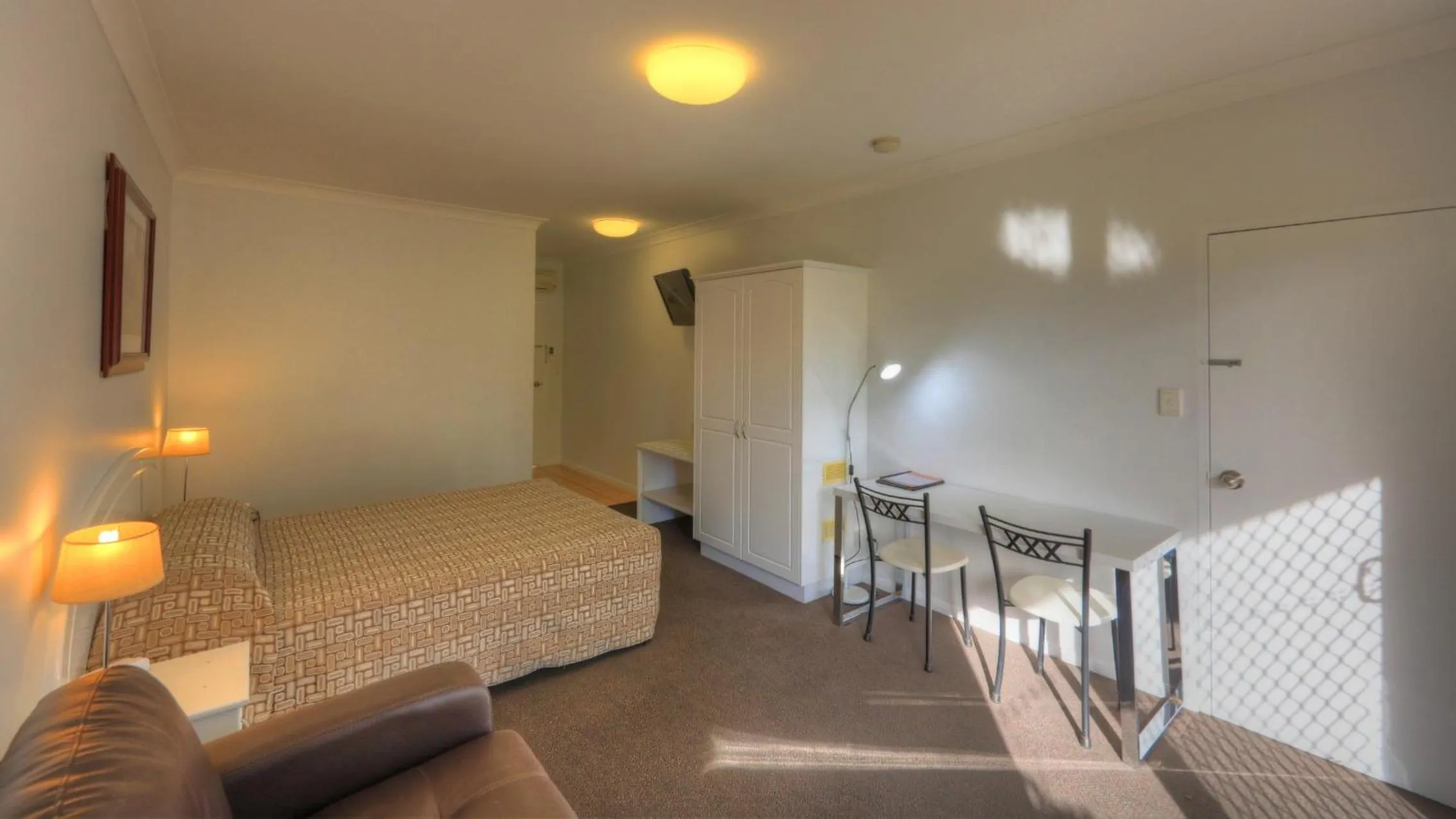 Bedroom, Bed in Heritage Lodge Motel