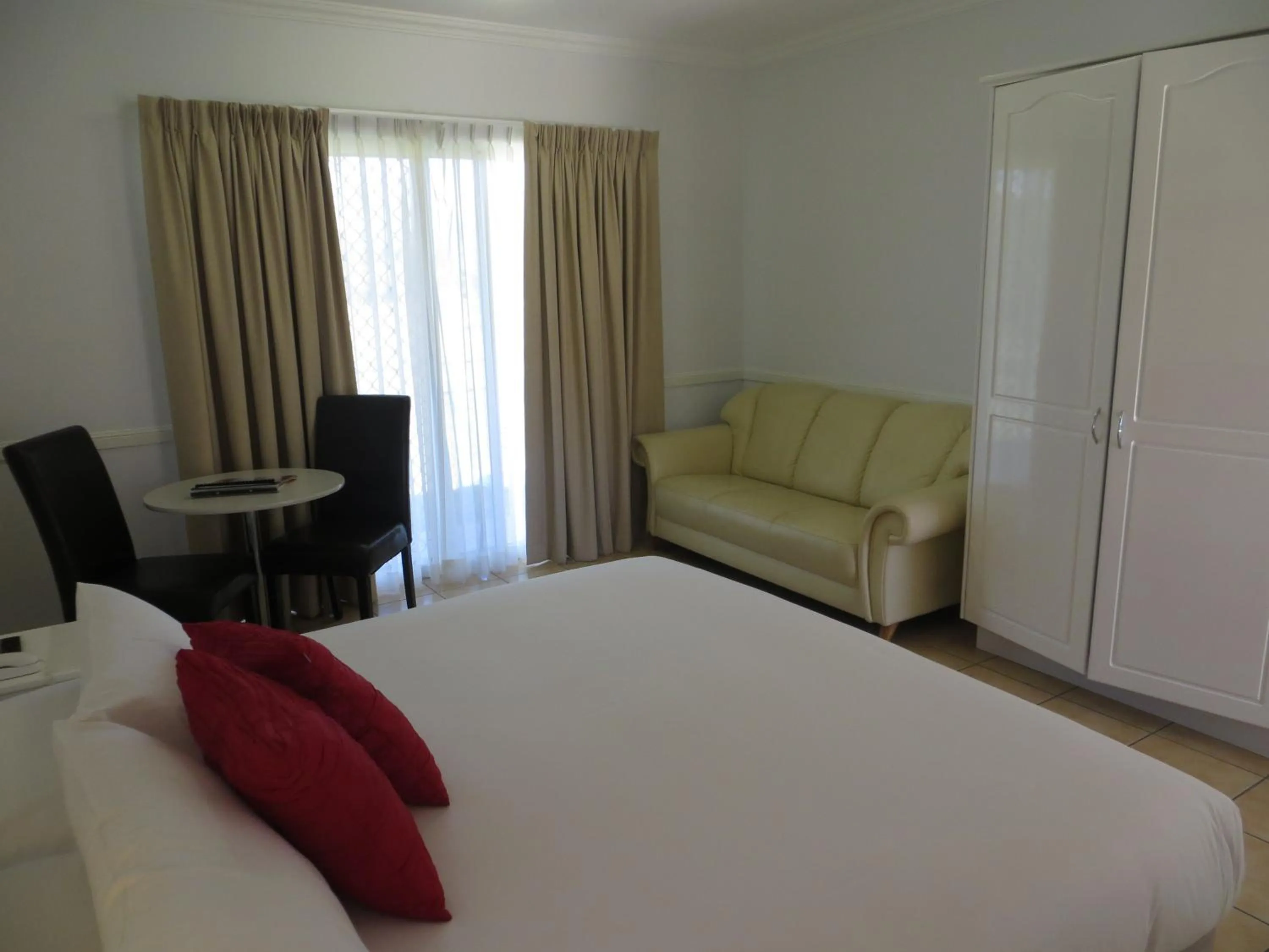 Seating area, Bed in Heritage Lodge Motel