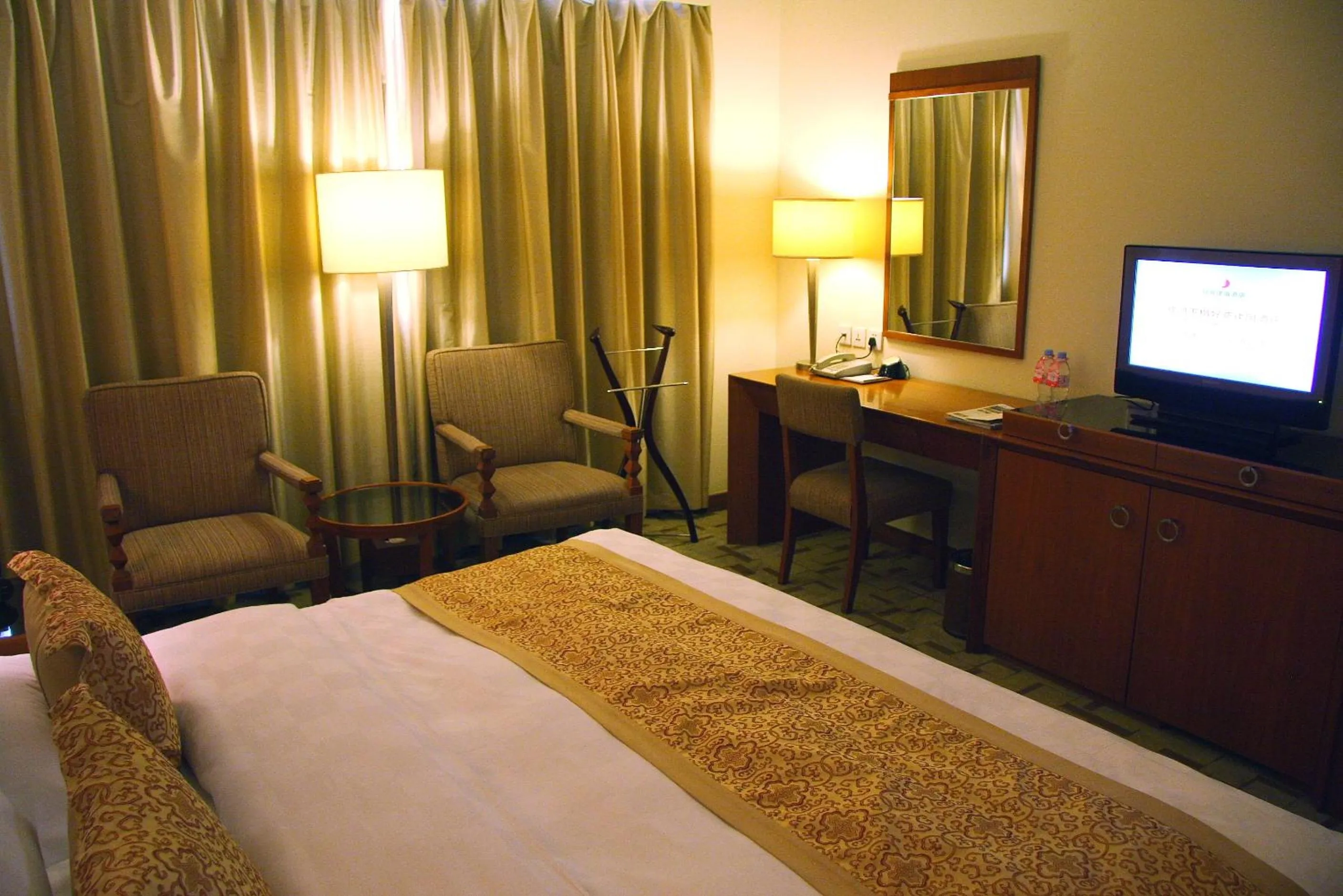 Bedroom, TV/Entertainment Center in Jianguo Garden Hotel