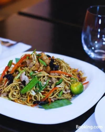 Restaurant/places to eat in Rajah Park Hotel by Hiverooms