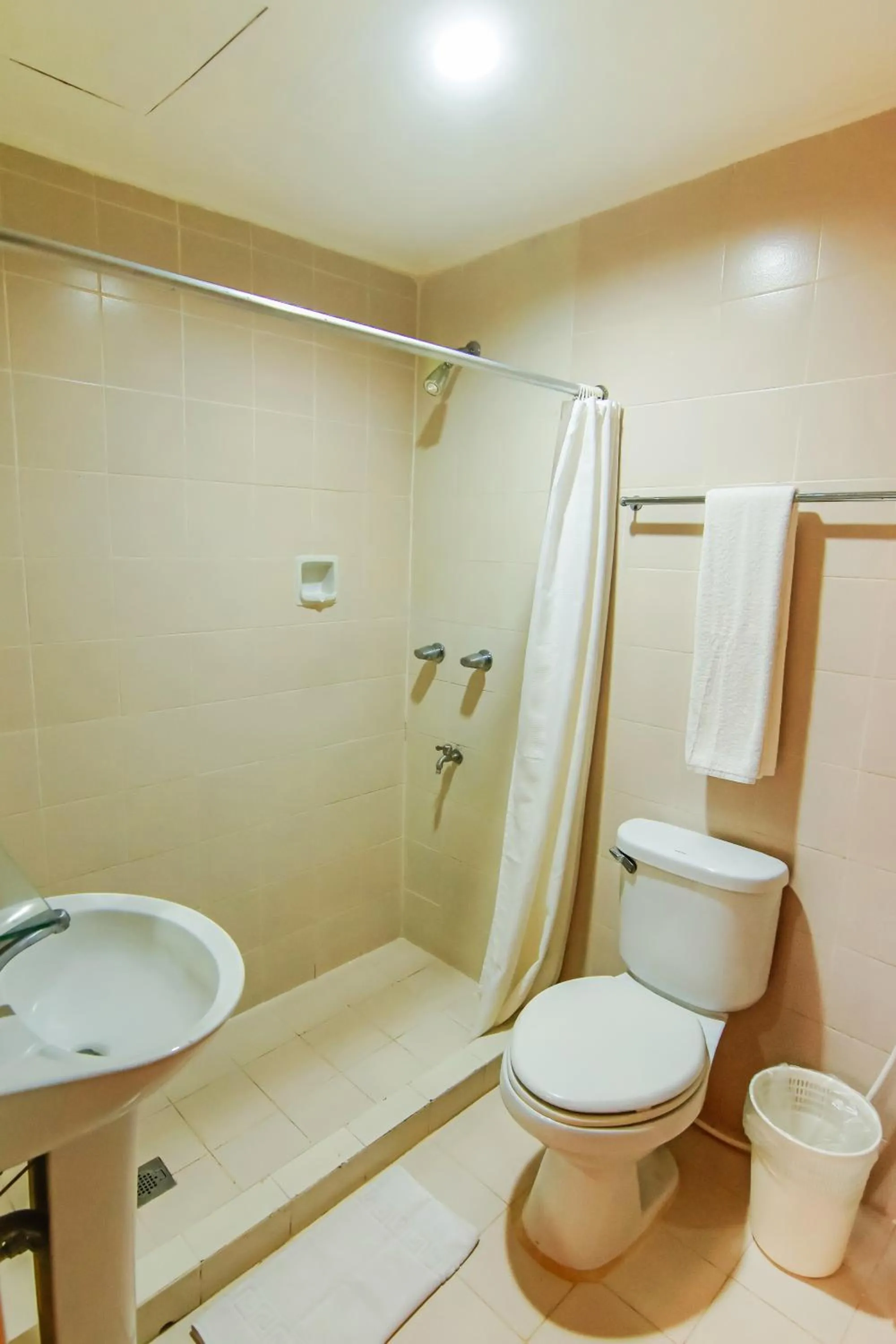 Bathroom in Rajah Park Hotel by Hiverooms