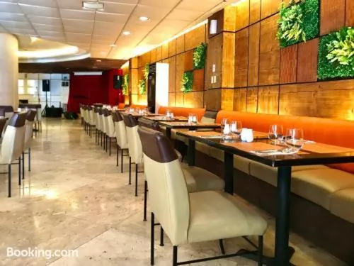 Restaurant/places to eat in Rajah Park Hotel by Hiverooms