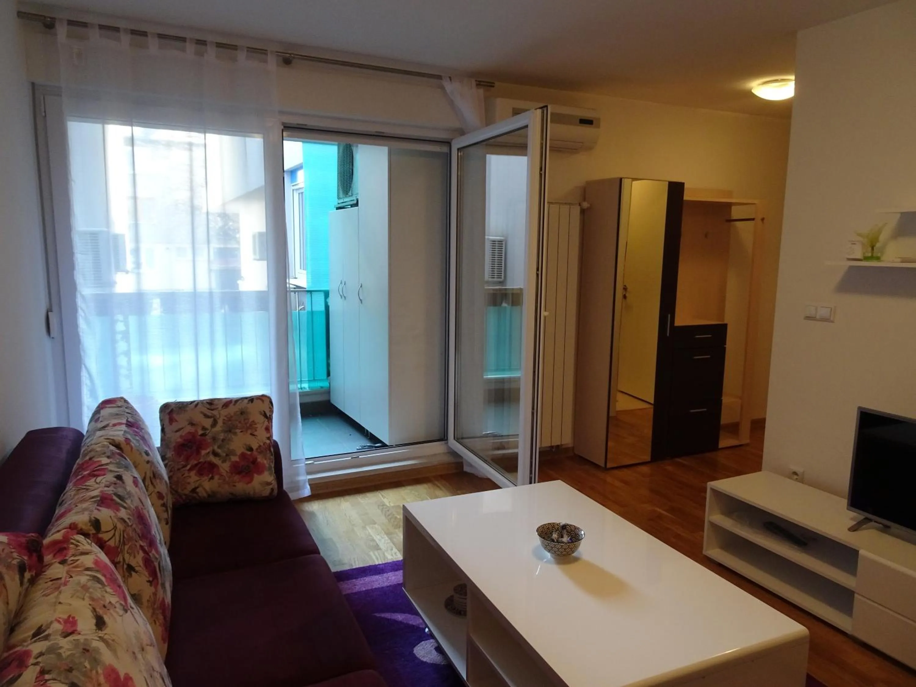 Quiet Apartment in City Center, Free Private Parking