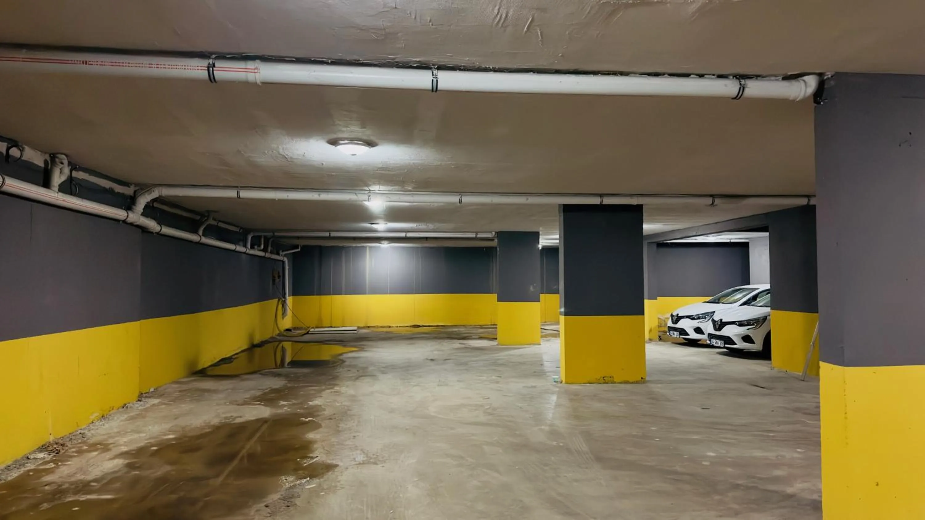 Parking in Yusra Apart Otel