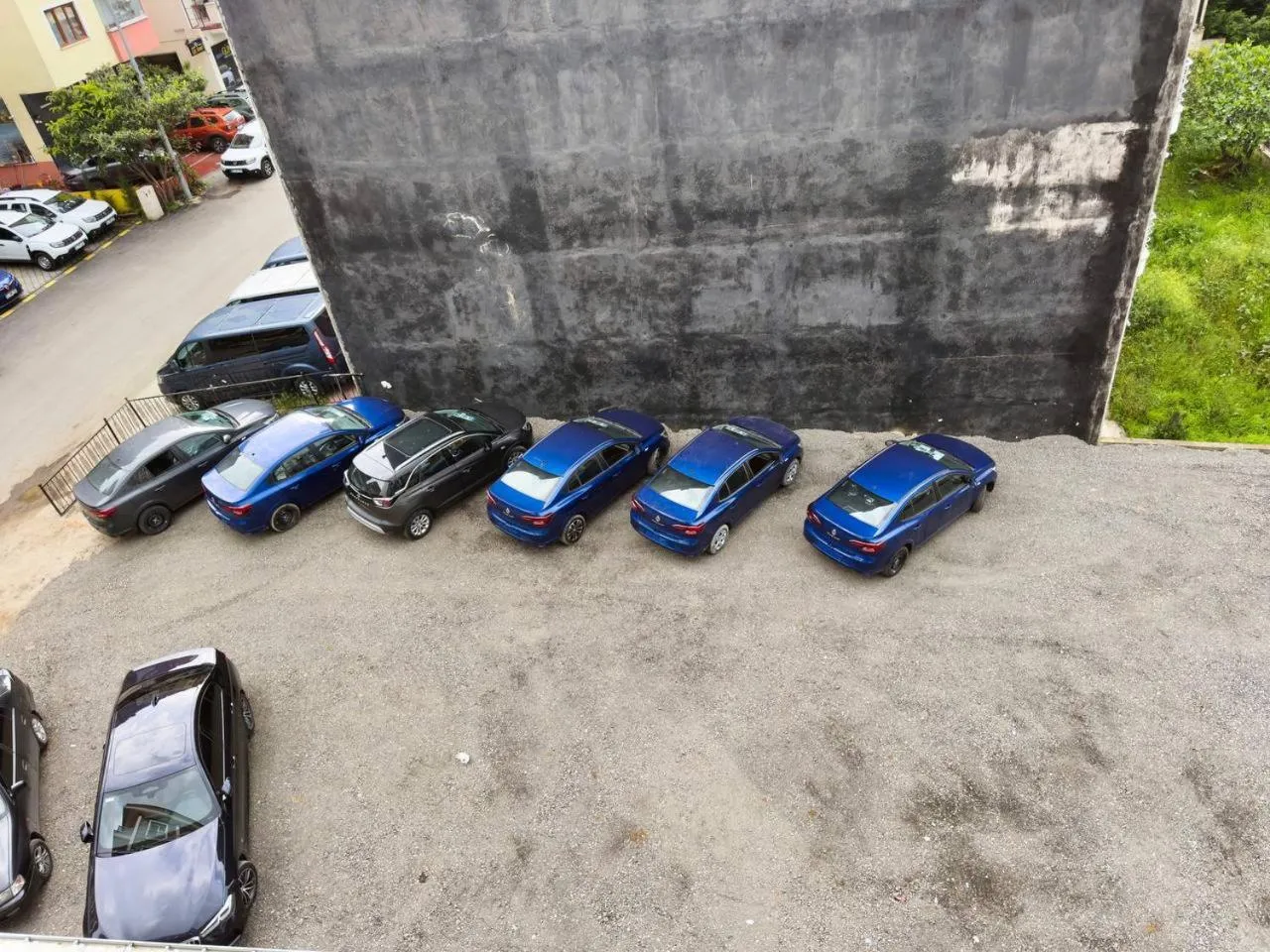 Parking in Yusra Apart Otel