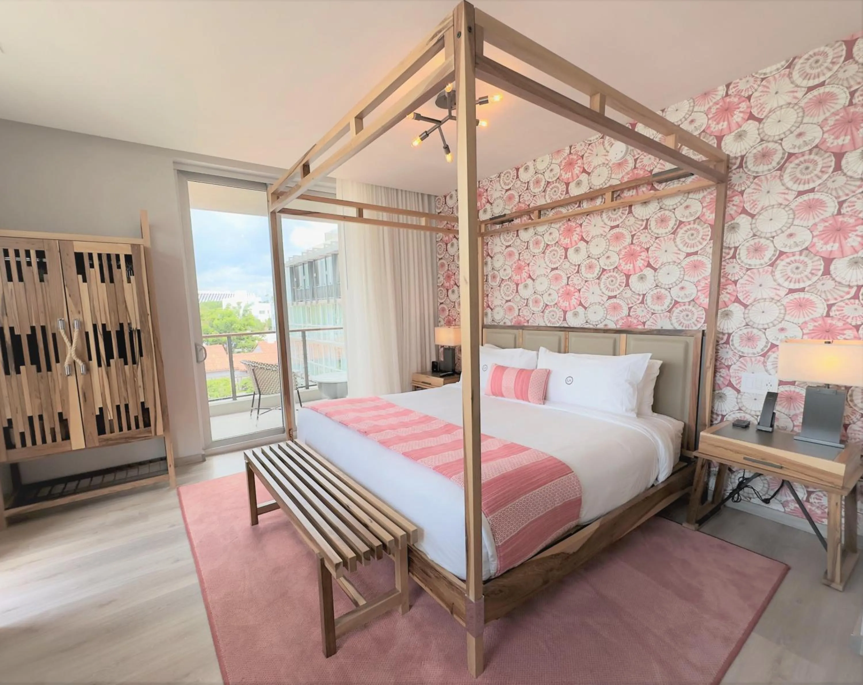 Property building, Bed in Lennox Miami Beach