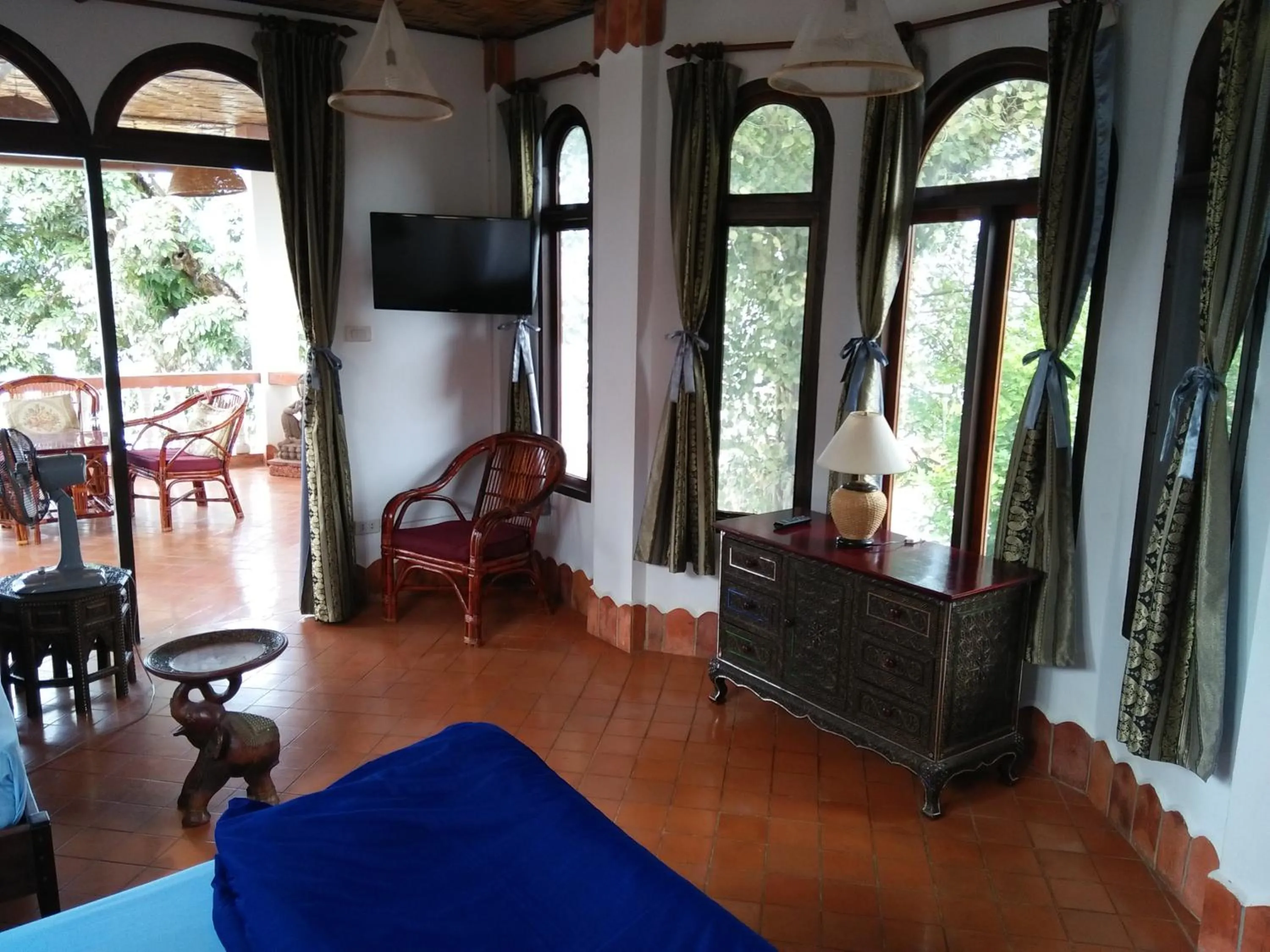 TV and multimedia in Mut Mee Garden Guest House