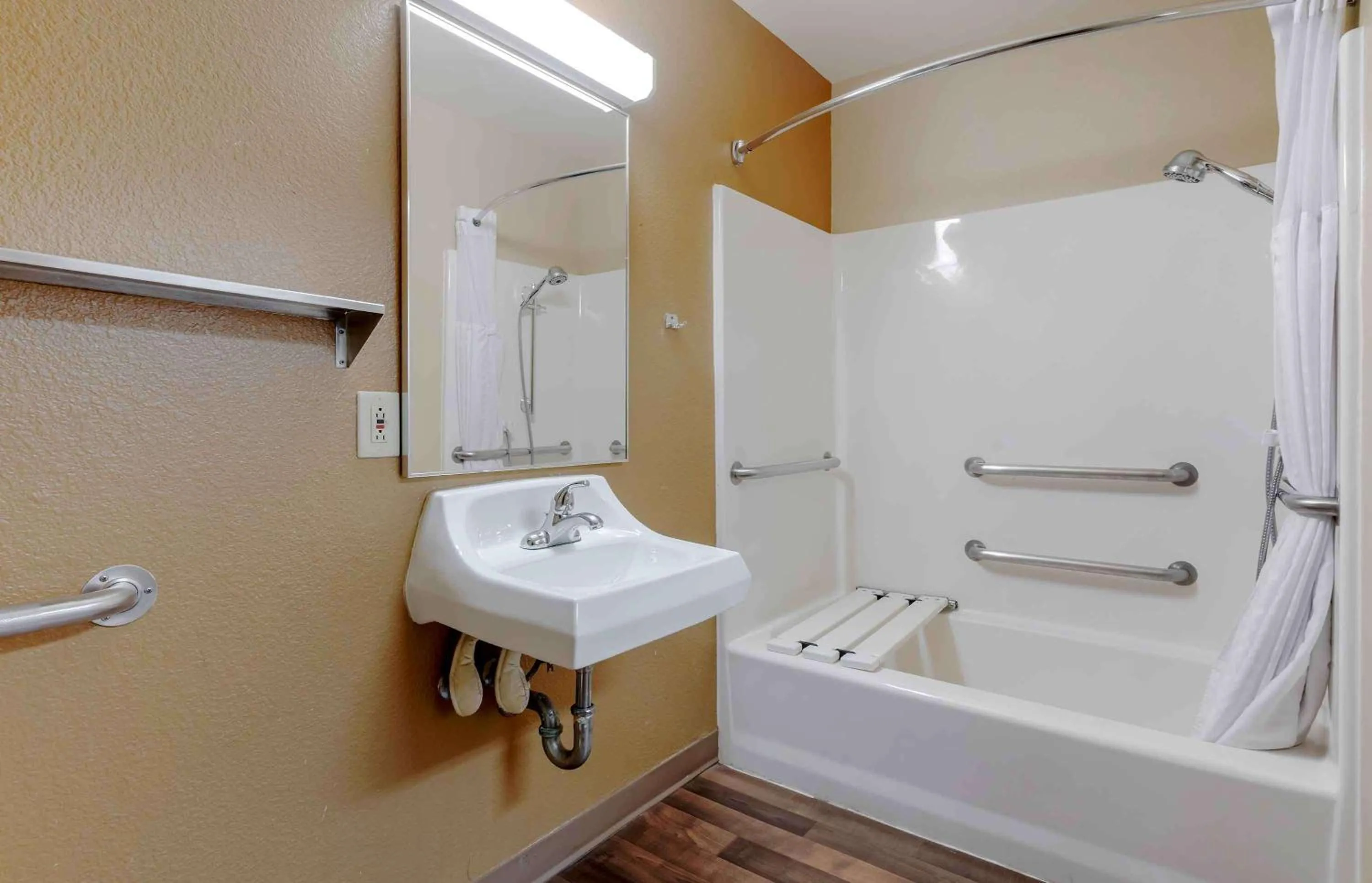 Bathroom in Extended Stay America Suites - Pleasant Hill - Buskirk Ave