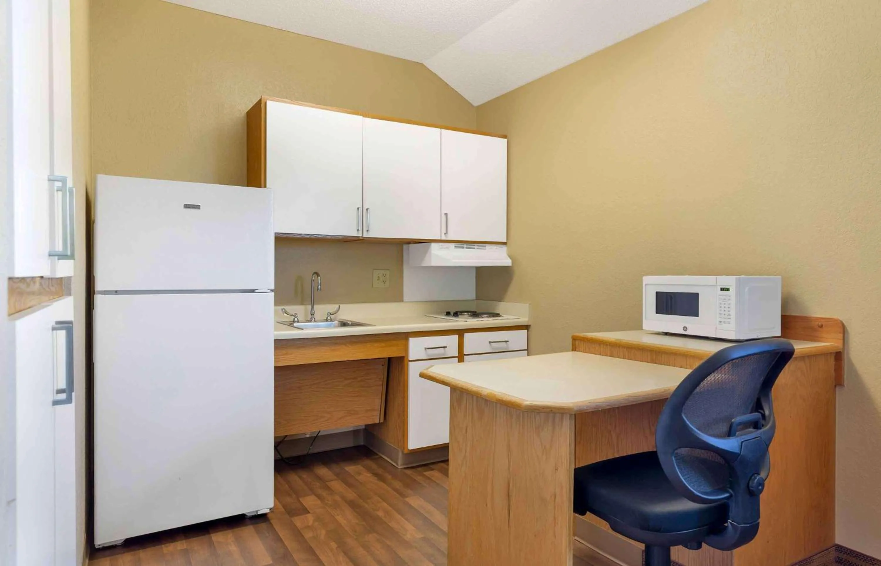 Kitchen or kitchenette in Extended Stay America Select Suites - Orlando - Lake Mary - 1040 Greenwood Blvd