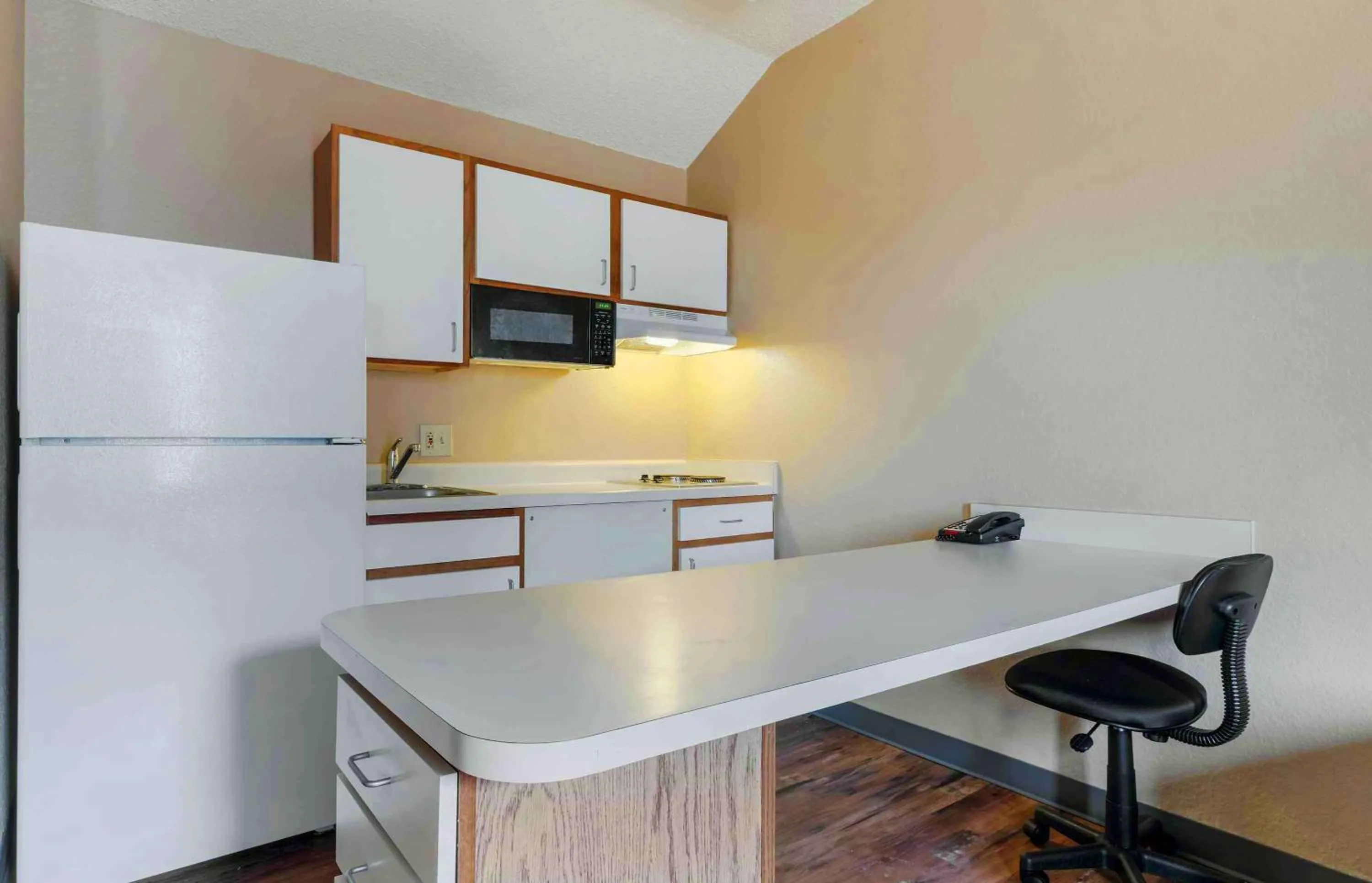 Kitchen or kitchenette in Extended Stay America Select Suites - Orlando - Lake Mary - 1040 Greenwood Blvd