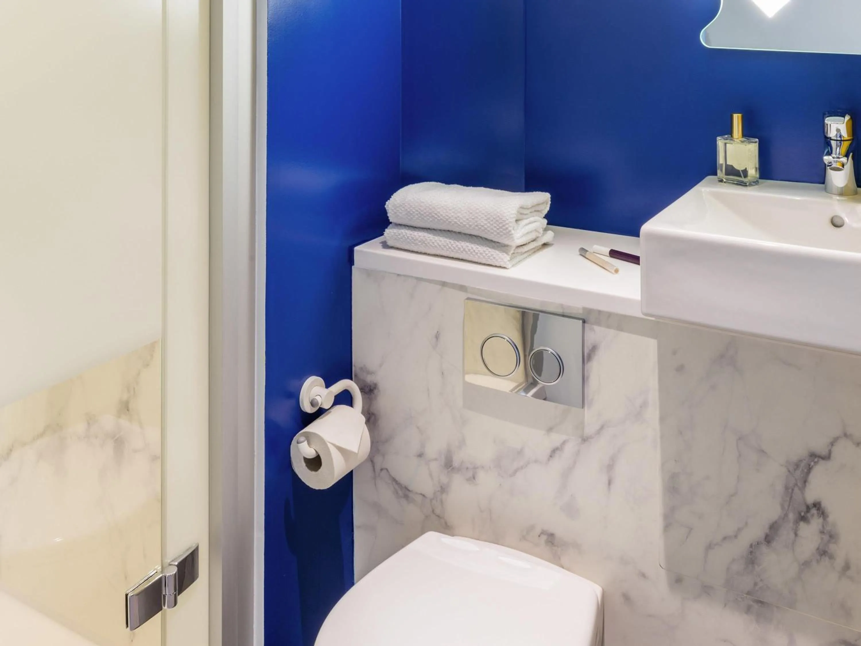 Bedroom in ibis budget Senlis