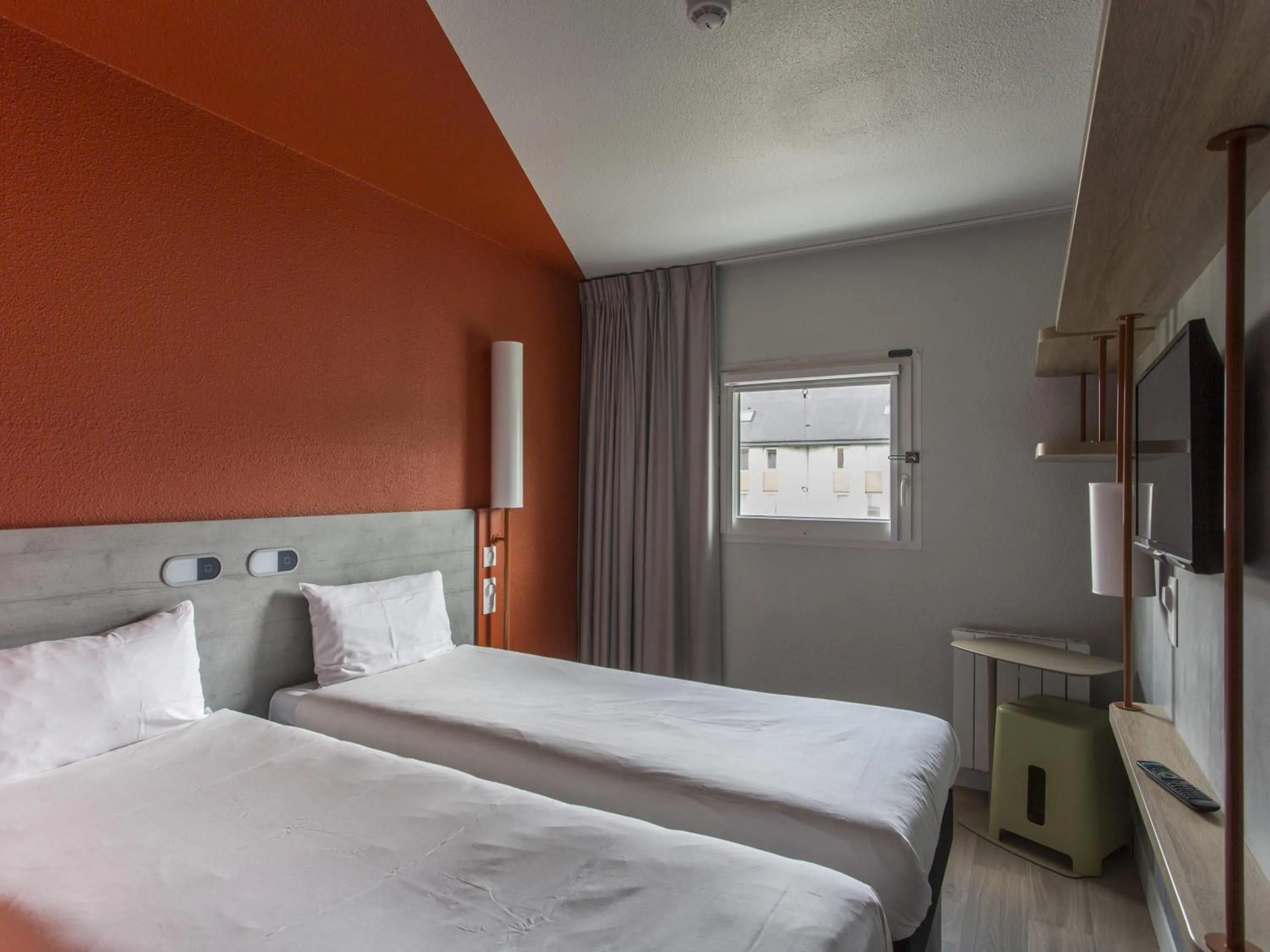 Bedroom, Bed in ibis budget Senlis