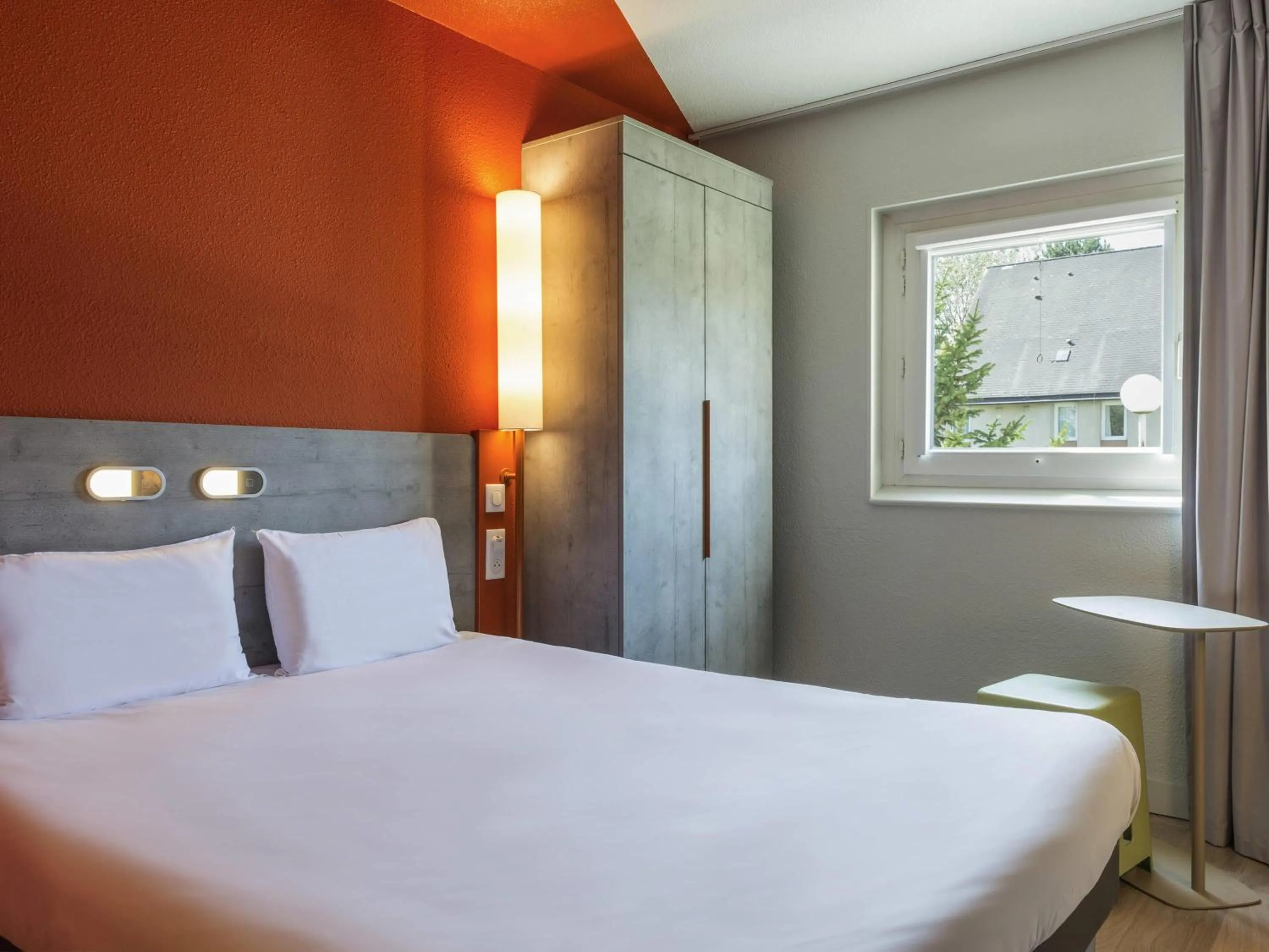 Bedroom, Bed in ibis budget Senlis
