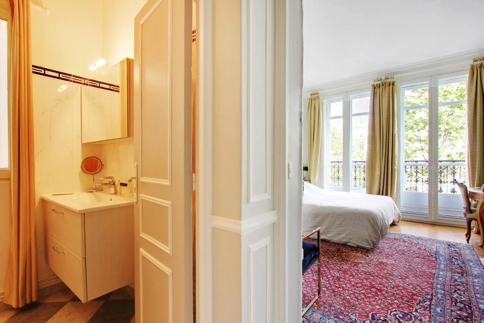 Bed in Suite junior avec balcon et vue sur Arc de Triomphe