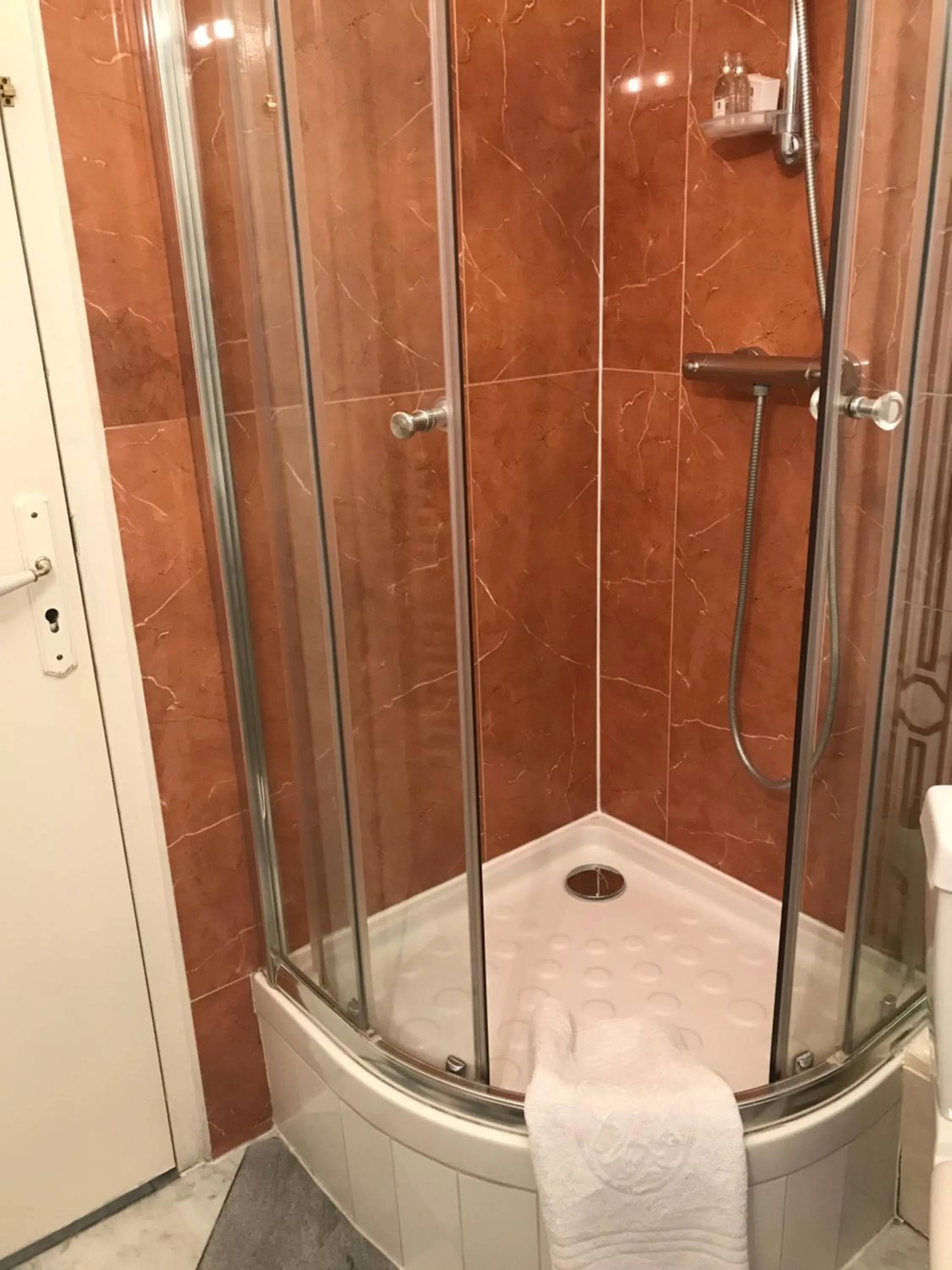 Suite junior avec balcon et vue sur Arc de Triomphe