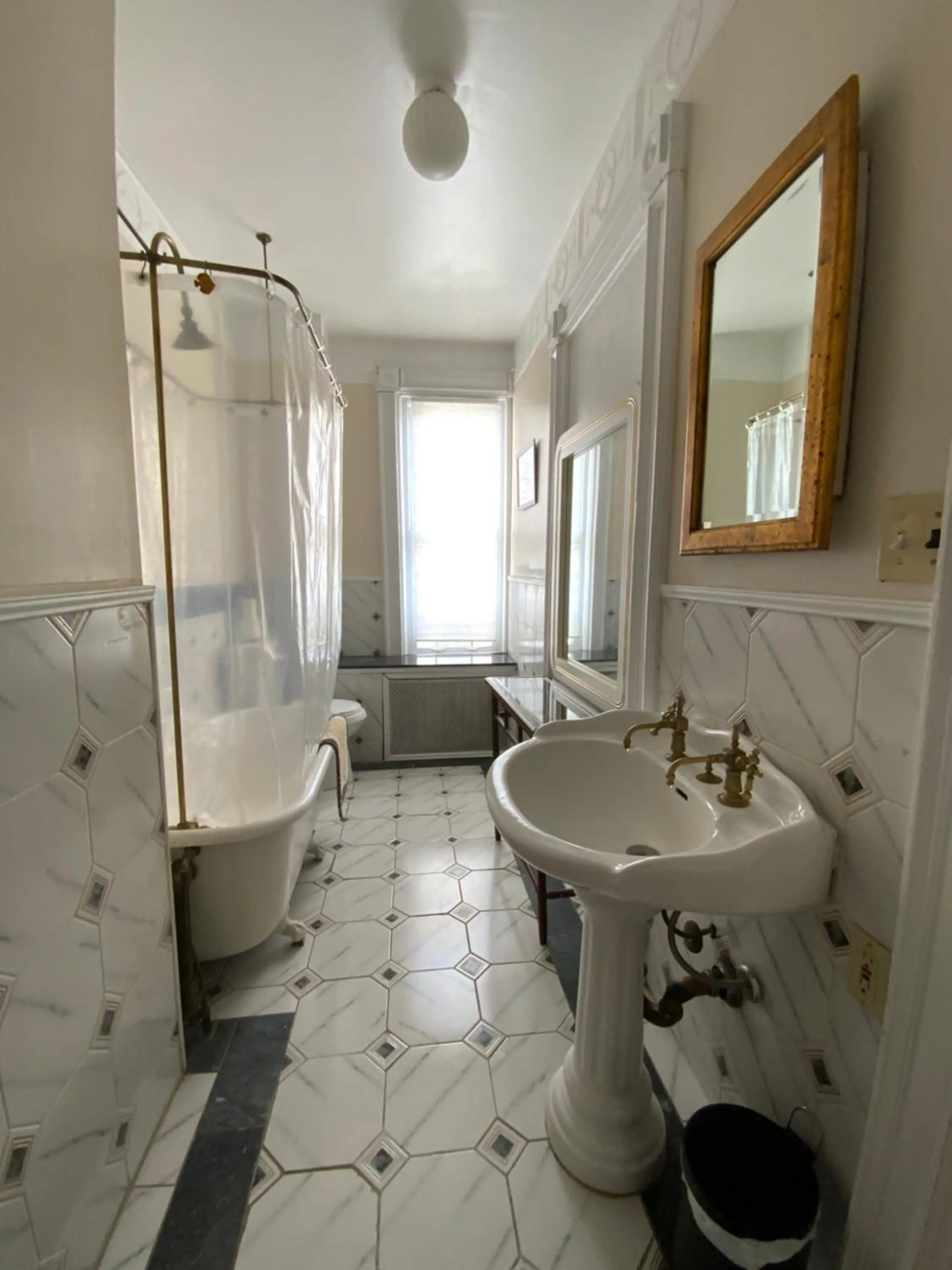 Bathroom in Fort Pl B&B and Gallery