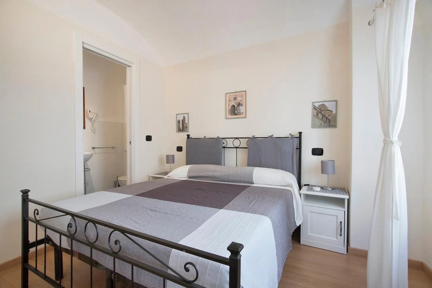 Shower, Bed in b&b sotto le torri