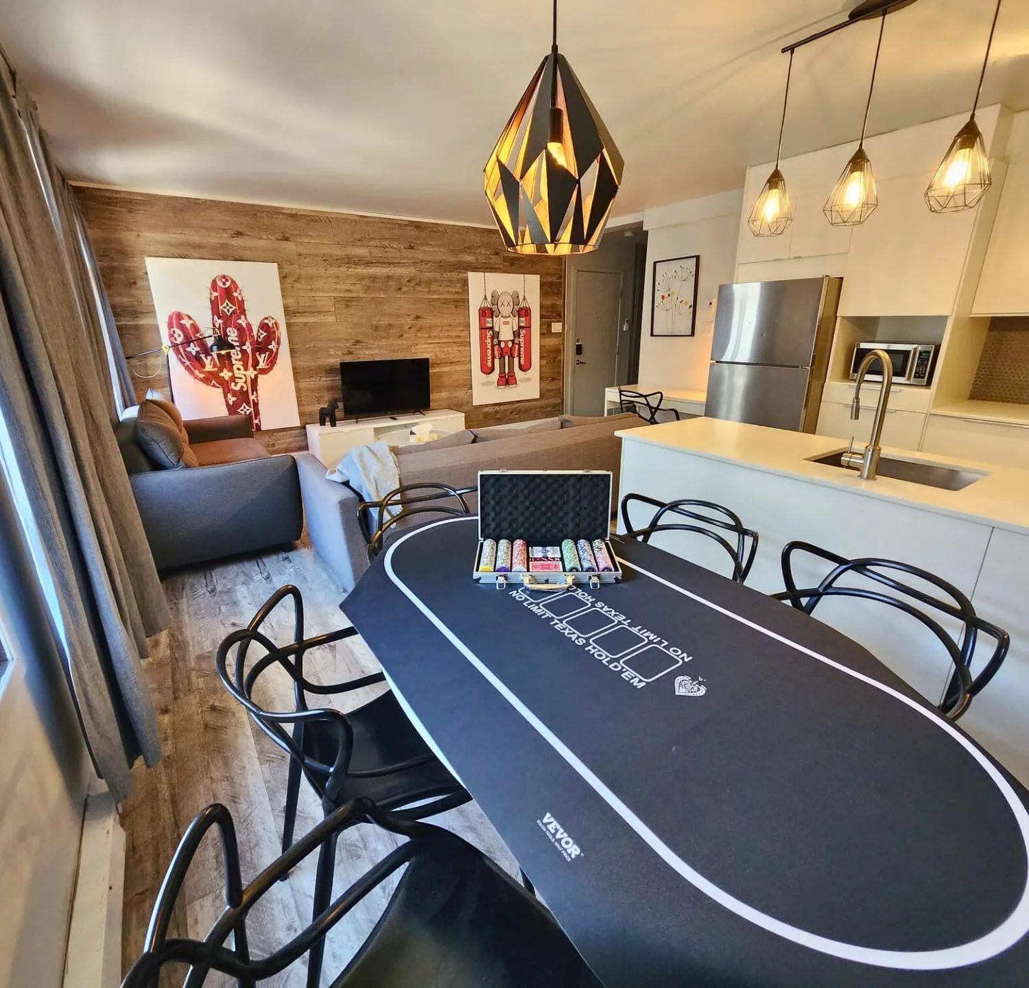 Communal lounge/ TV room in LiV MTL Urban