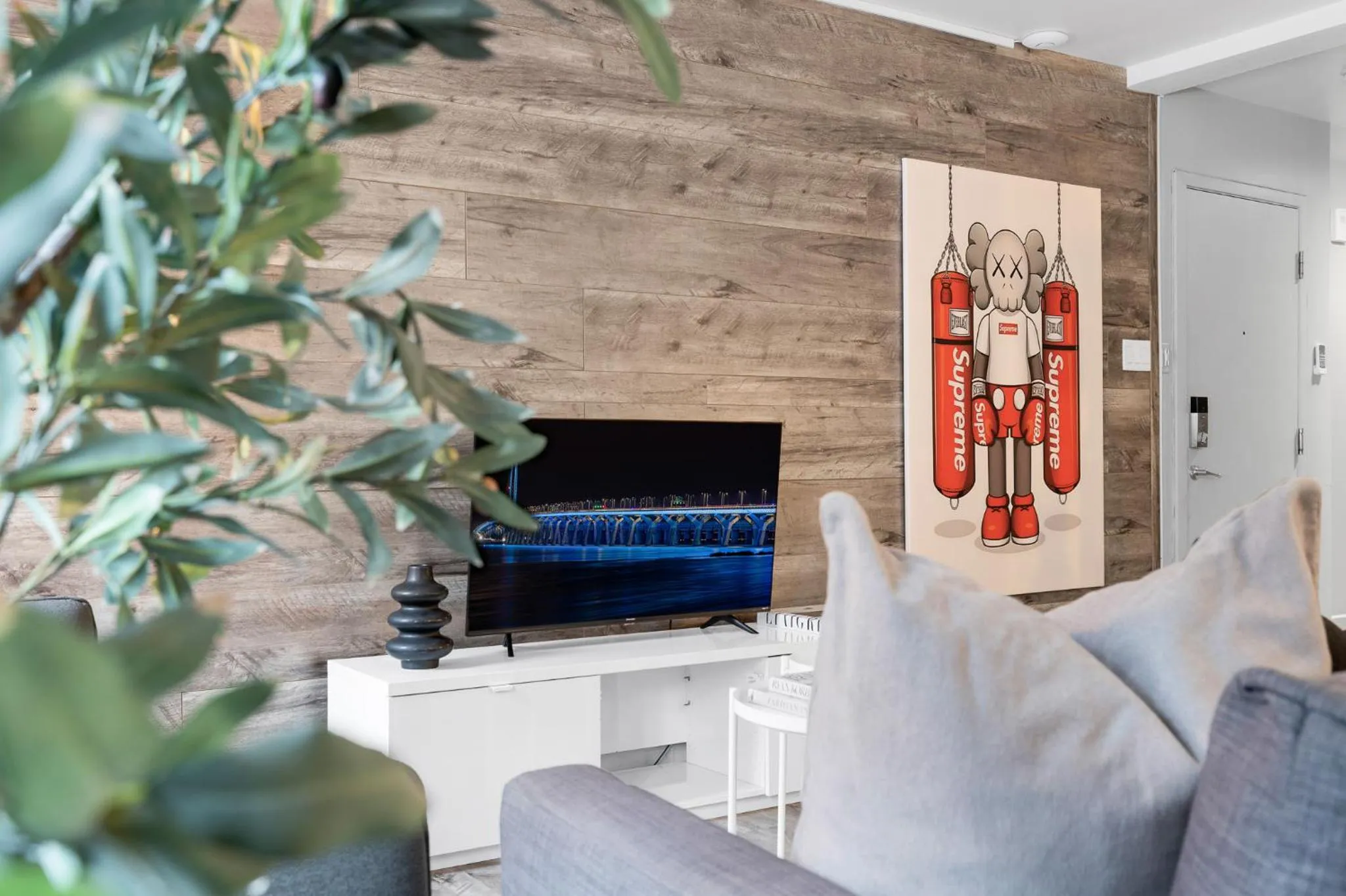 Communal lounge/ TV room in LiV MTL Urban