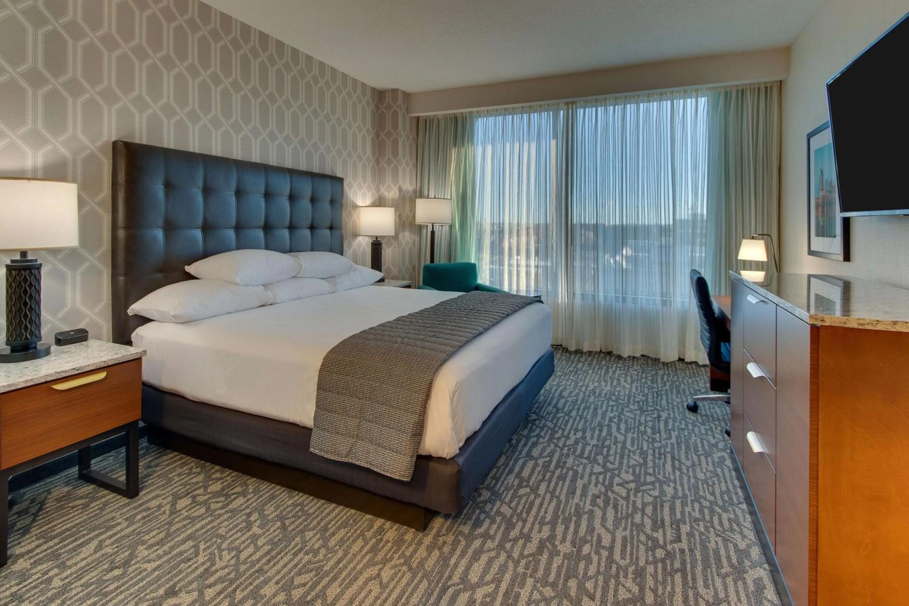 Photo of the whole room, Bed in Drury Plaza Hotel Nashville Downtown