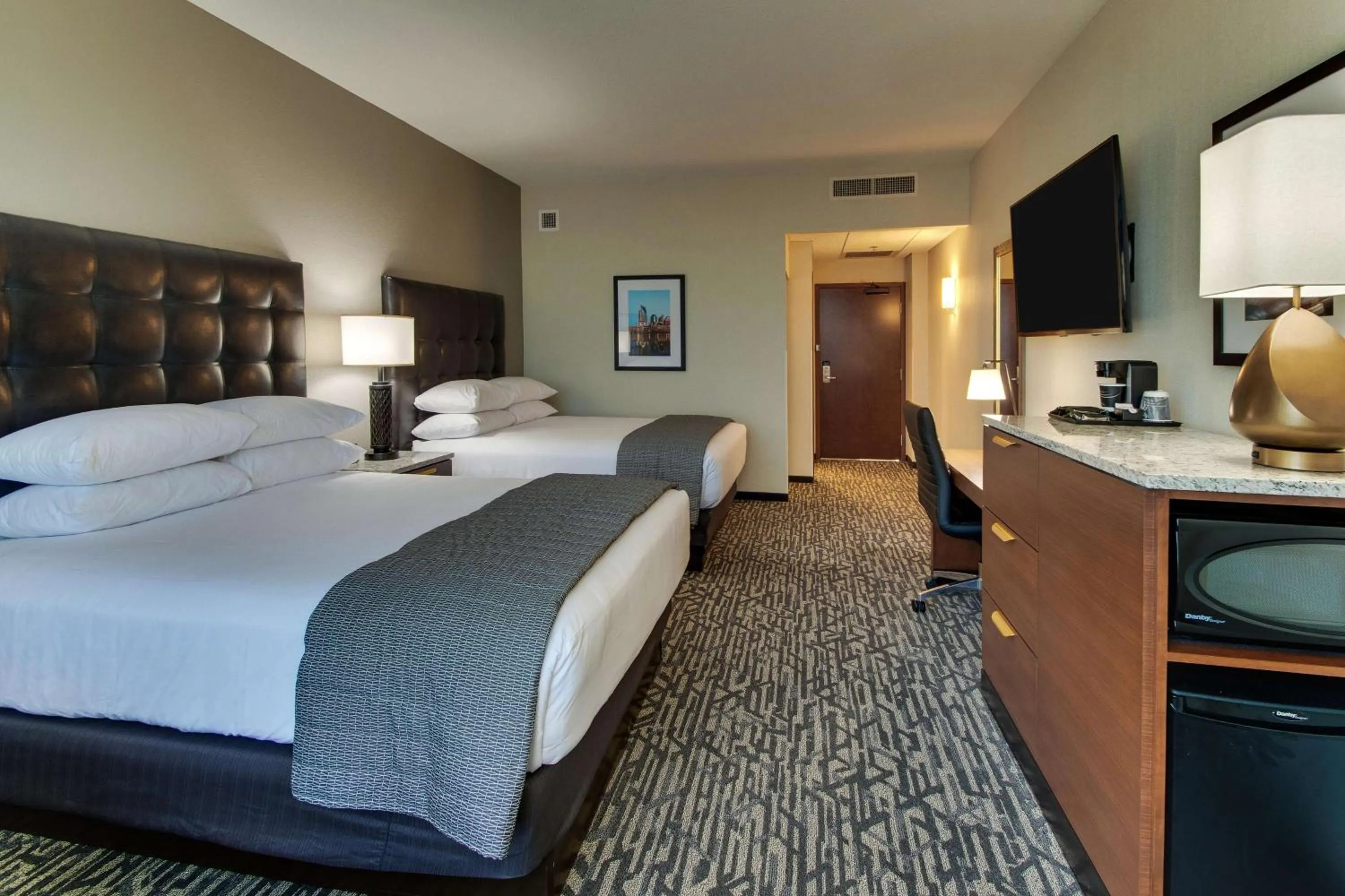 Photo of the whole room, Bed in Drury Plaza Hotel Nashville Downtown