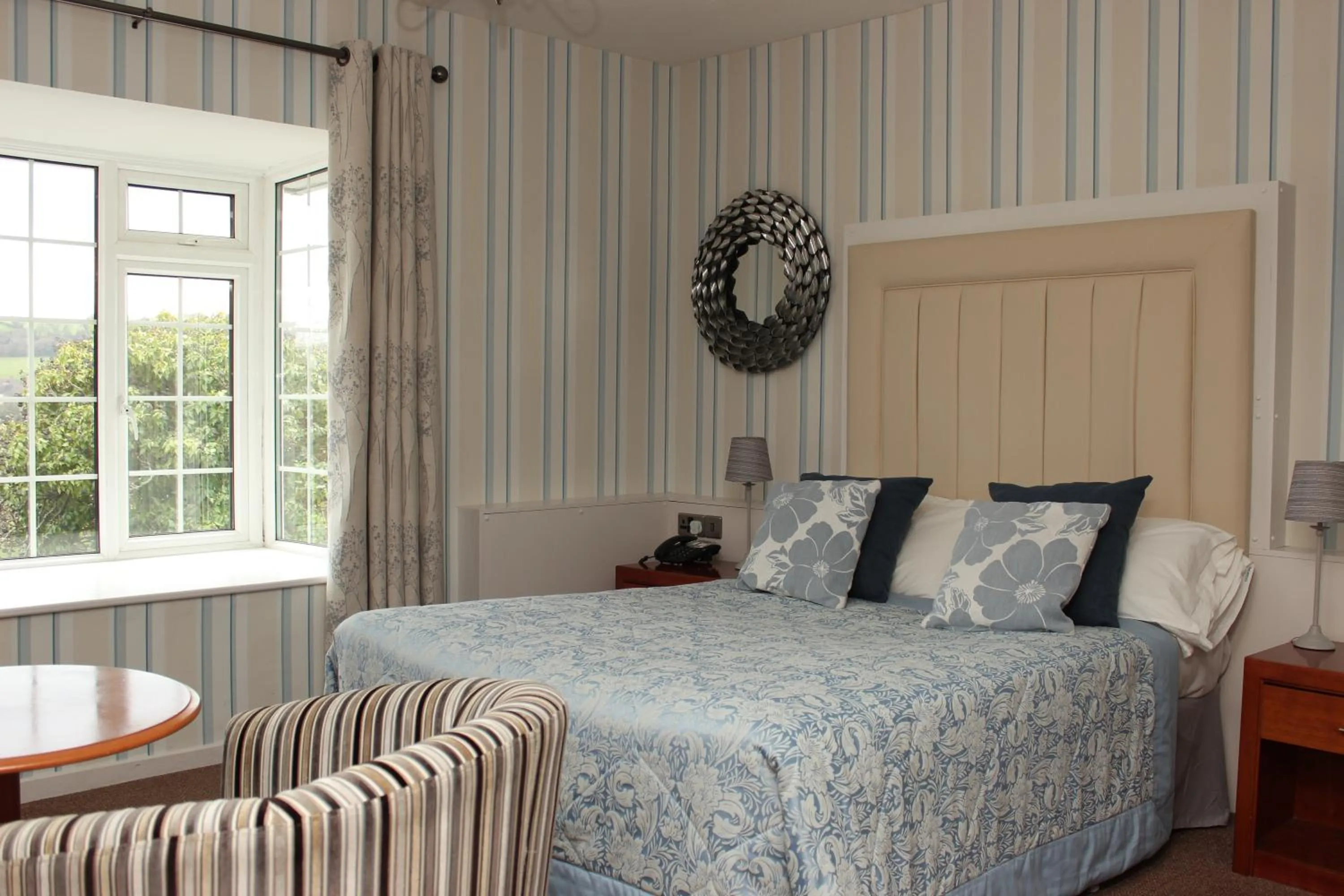 Photo of the whole room, Bed in Old Kings Arms Hotel