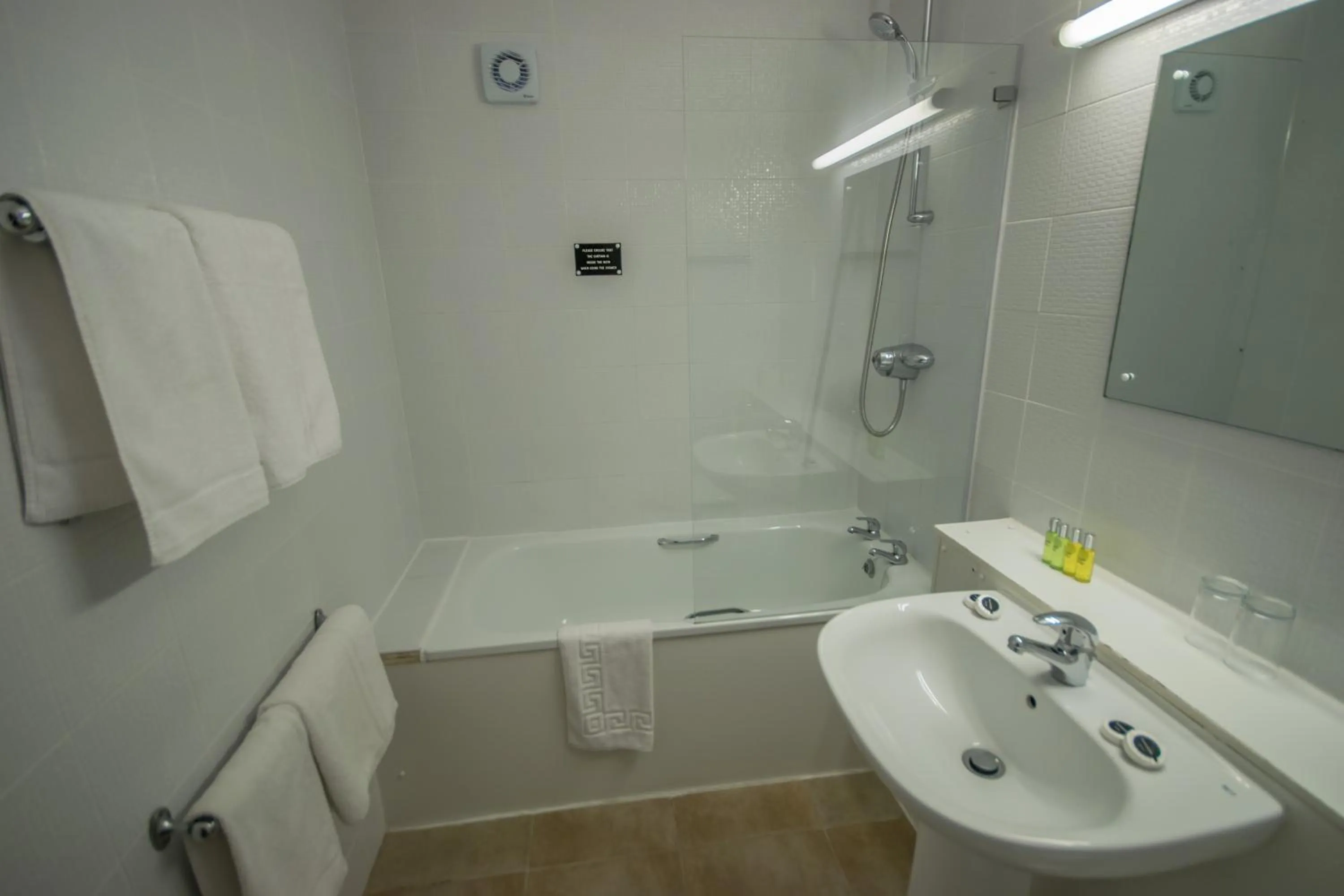 Bathroom in Old Kings Arms Hotel