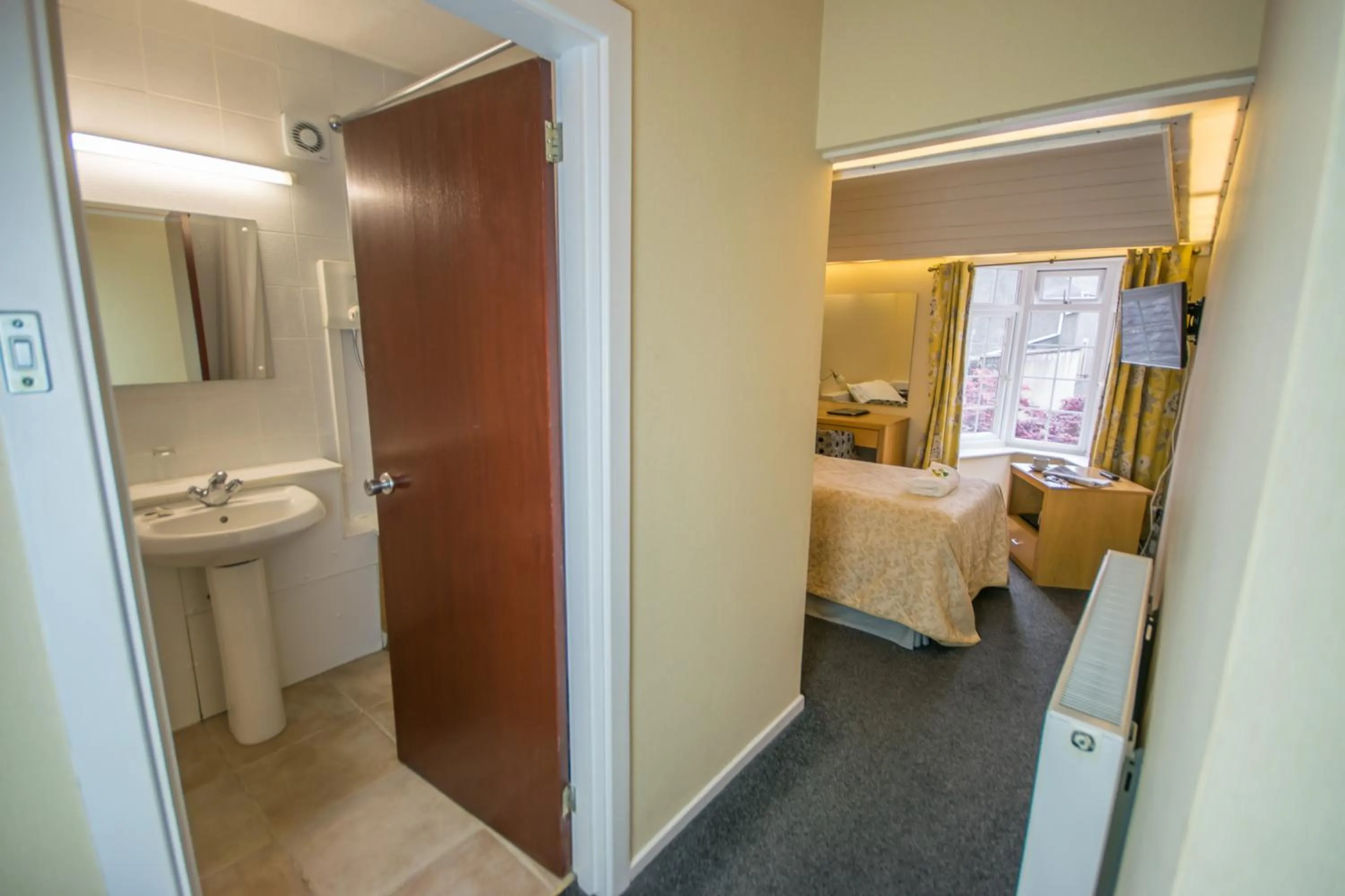 Photo of the whole room, Bed in Old Kings Arms Hotel