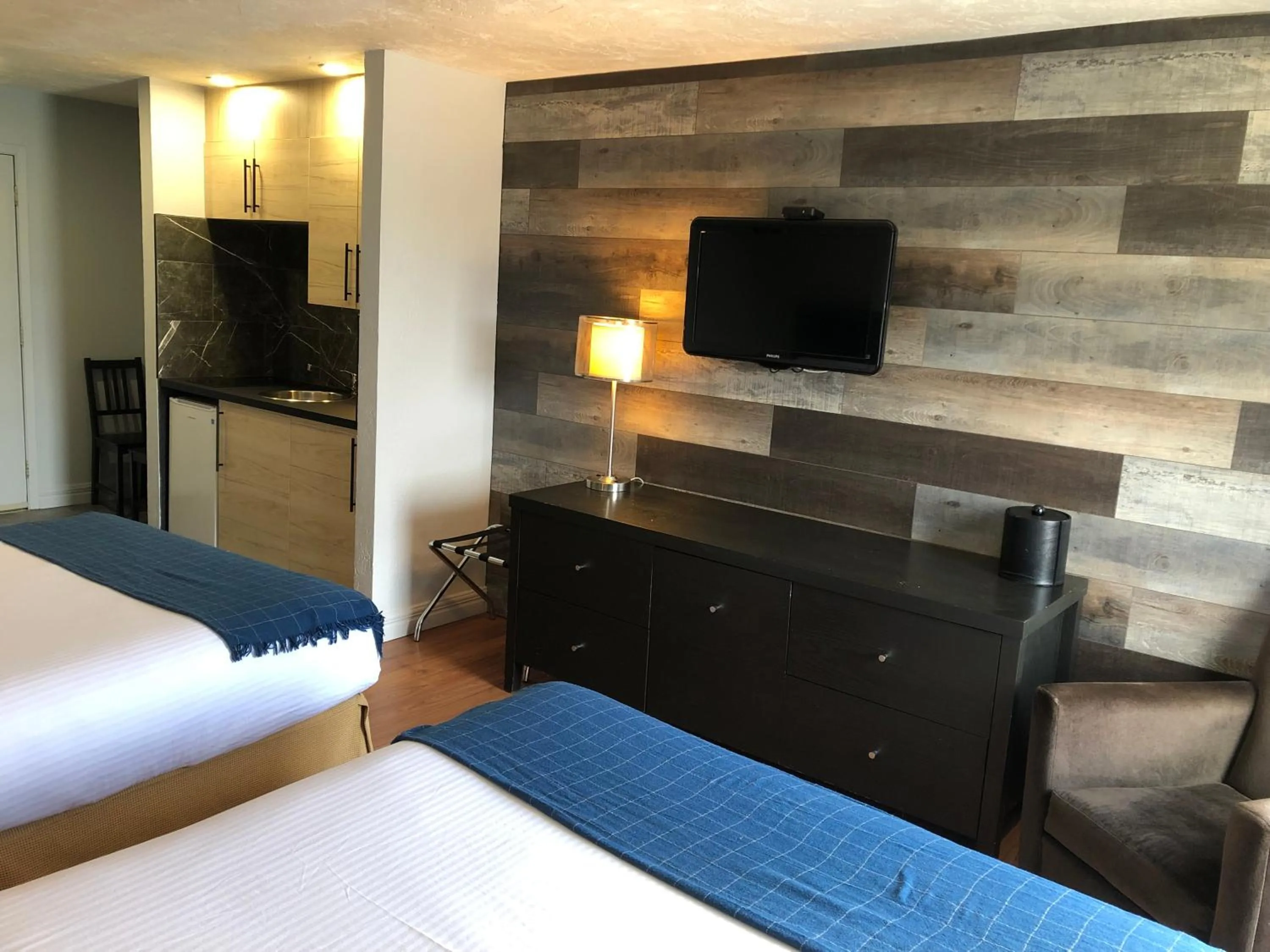 Kitchen or kitchenette, Bed in Shores Inn & Hotel