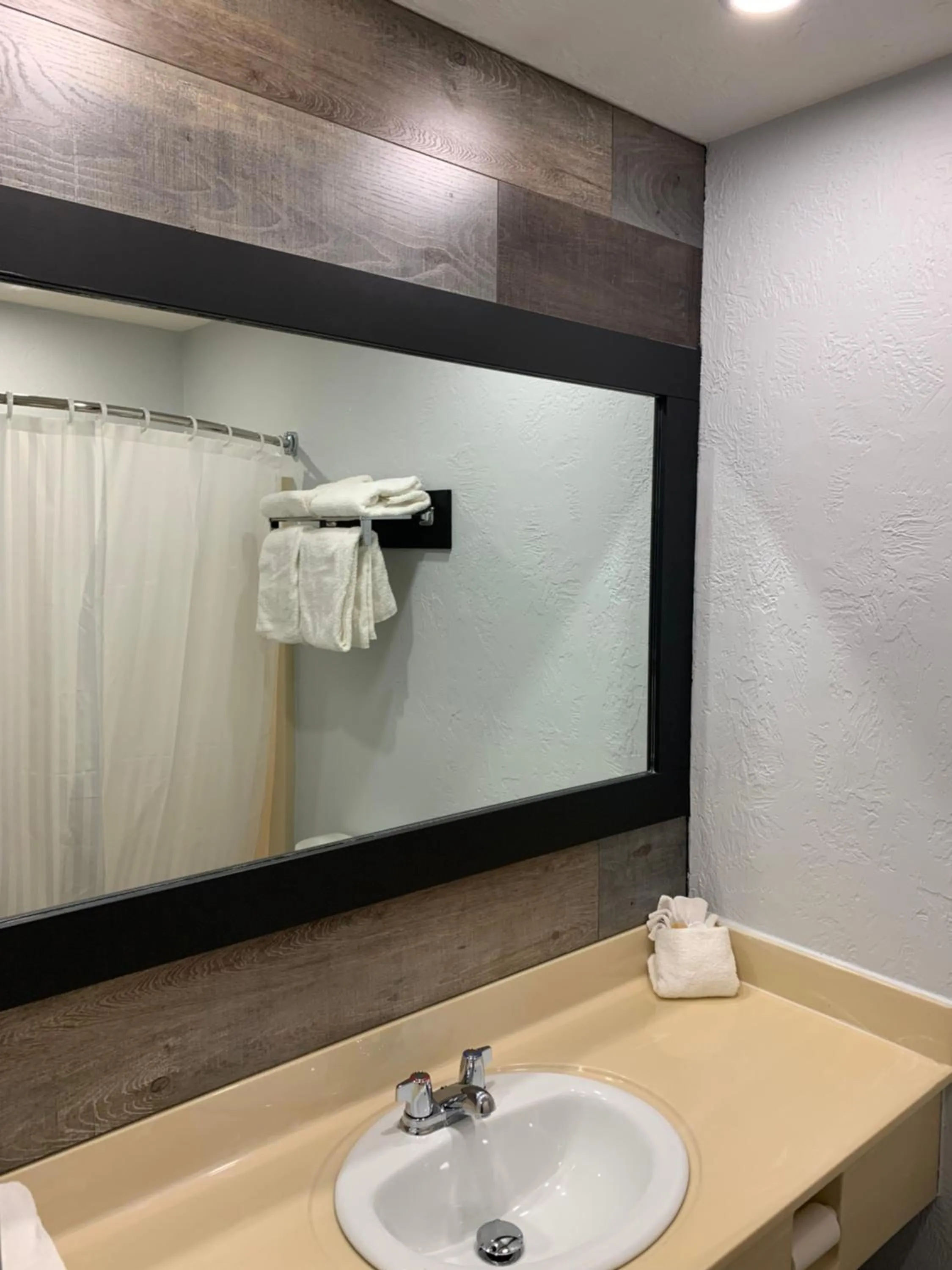 Bathroom in Shores Inn & Hotel