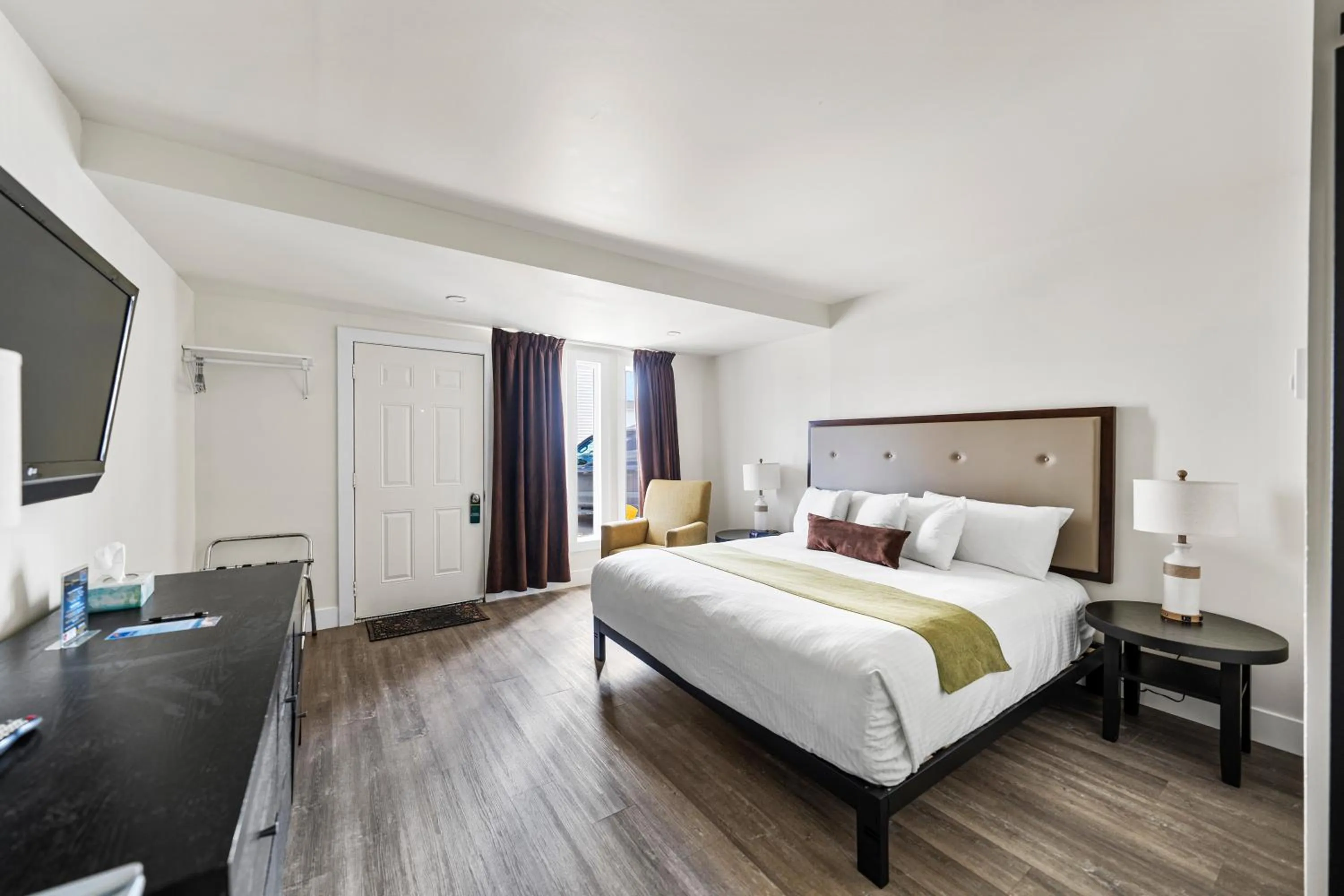 Bed in Shores Inn & Hotel