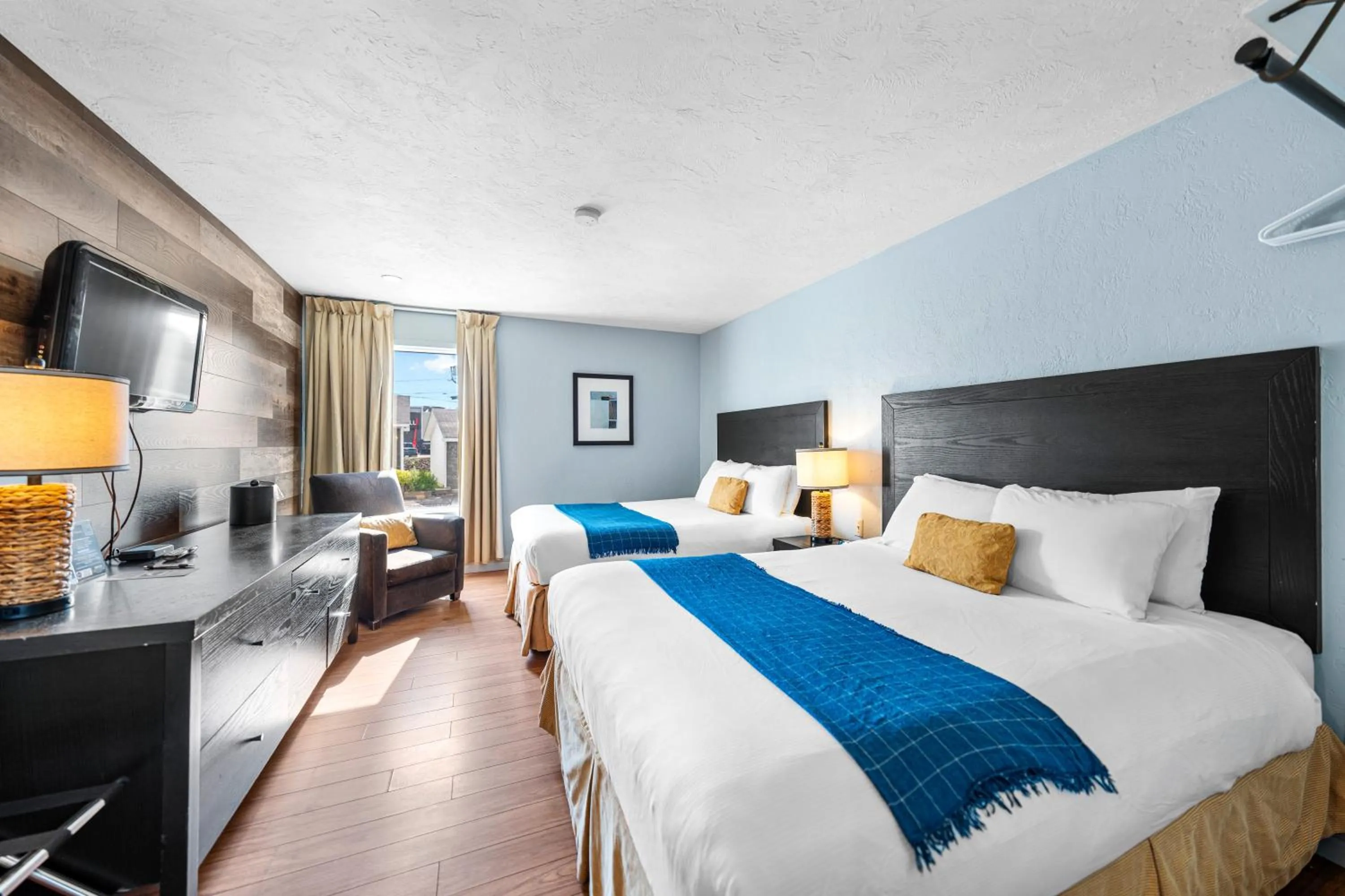 Bed in Shores Inn & Hotel