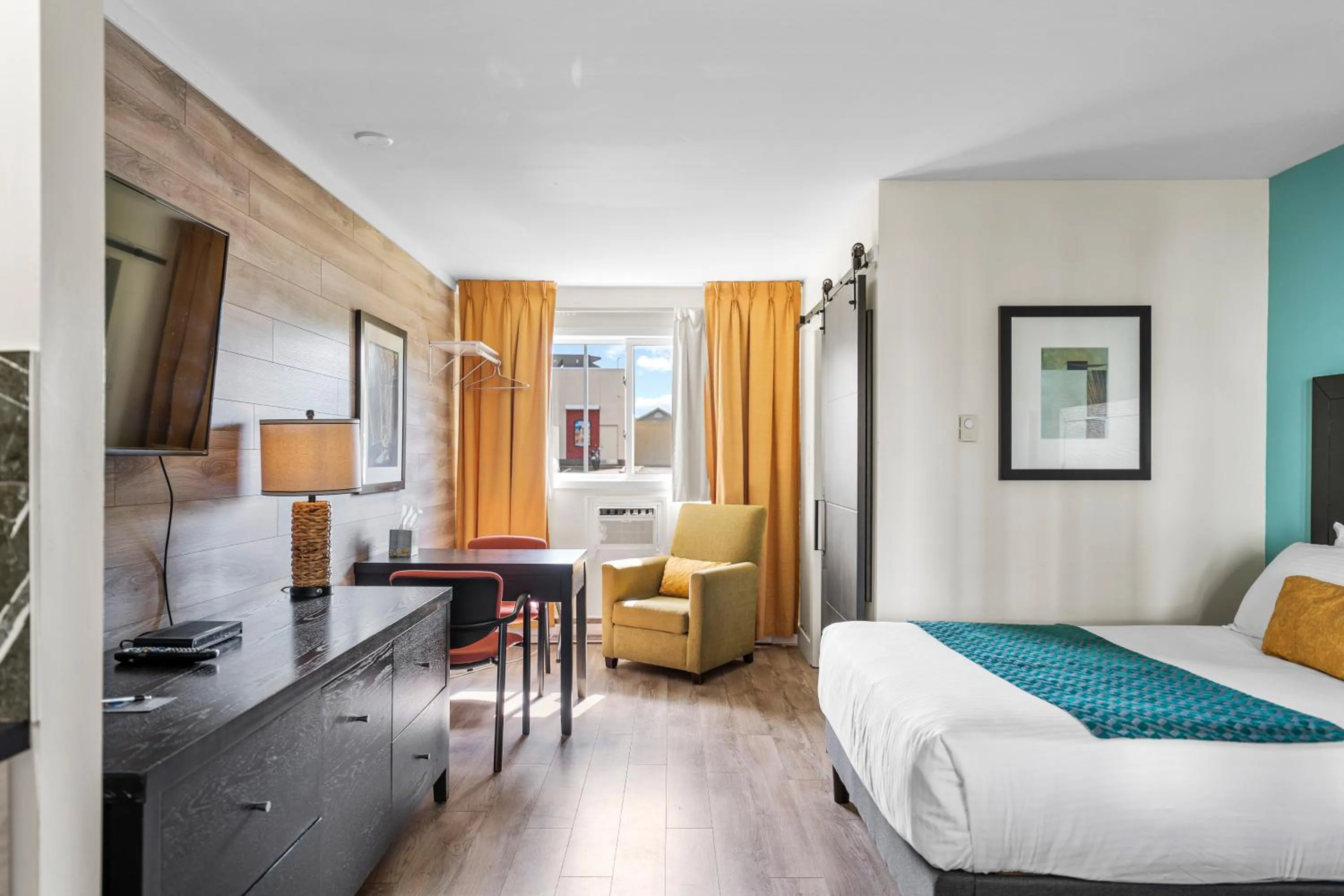 Bed in Shores Inn & Hotel