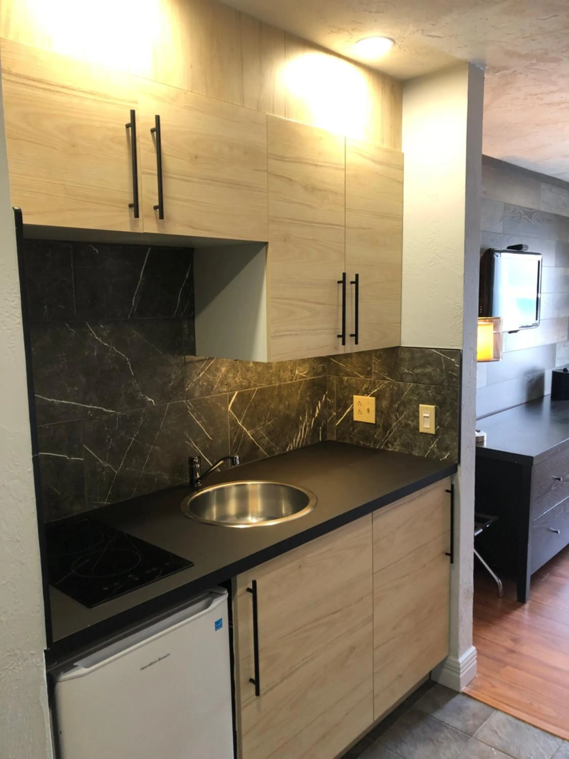 Kitchen or kitchenette in Shores Inn & Hotel