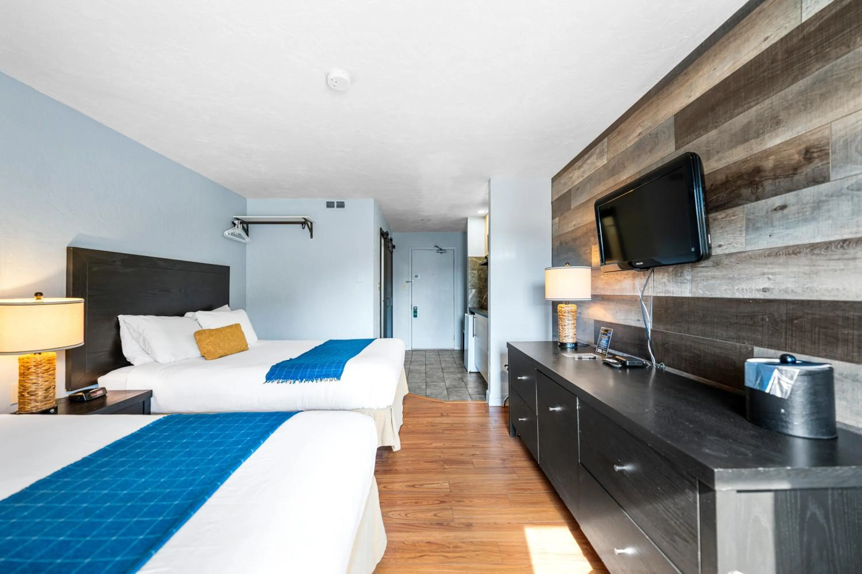 Bed in Shores Inn & Hotel