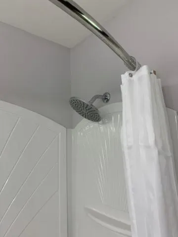 Shower in Shores Inn & Hotel