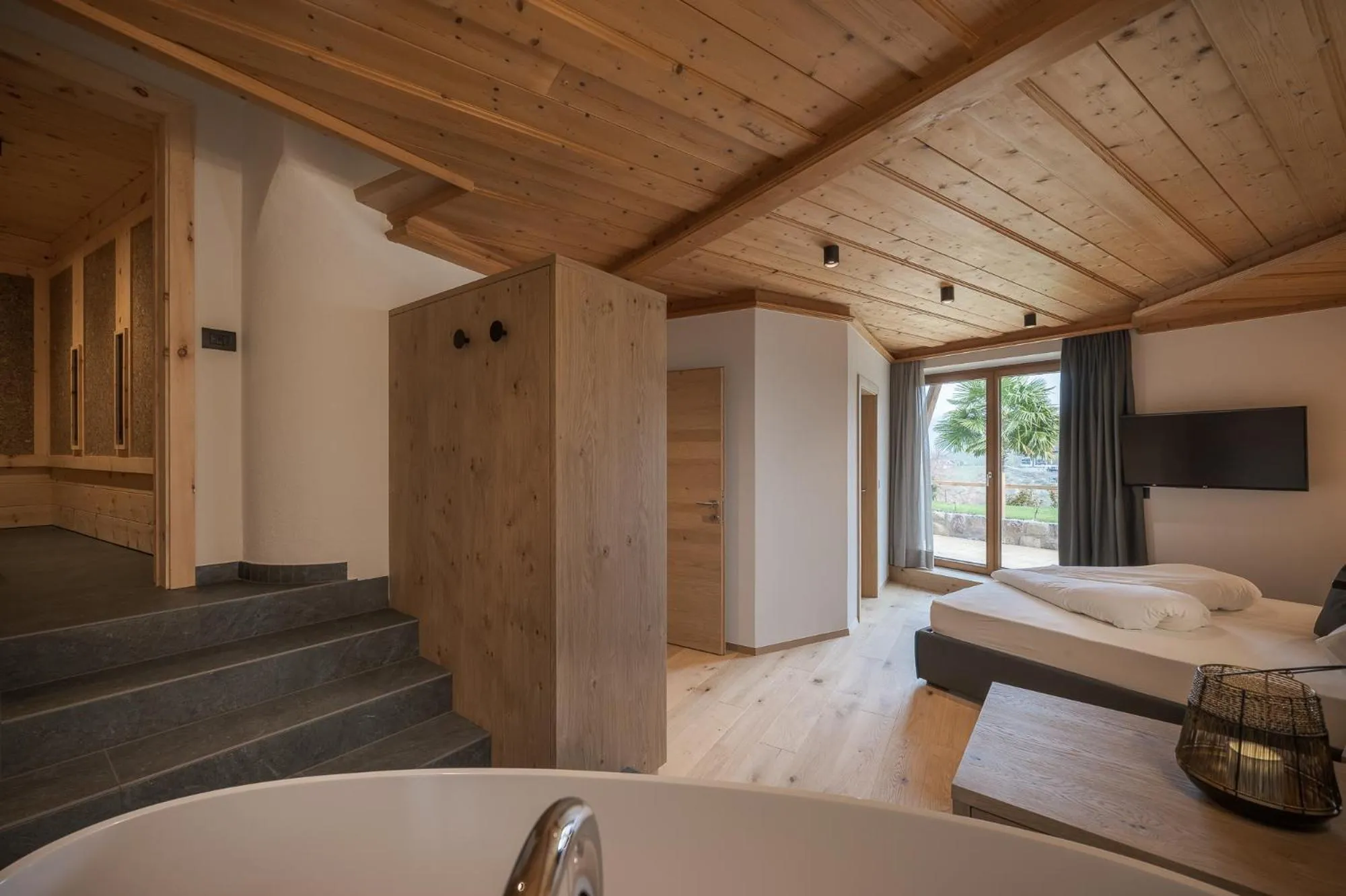 Bed in Aparthotel Abiná Lana Höhe