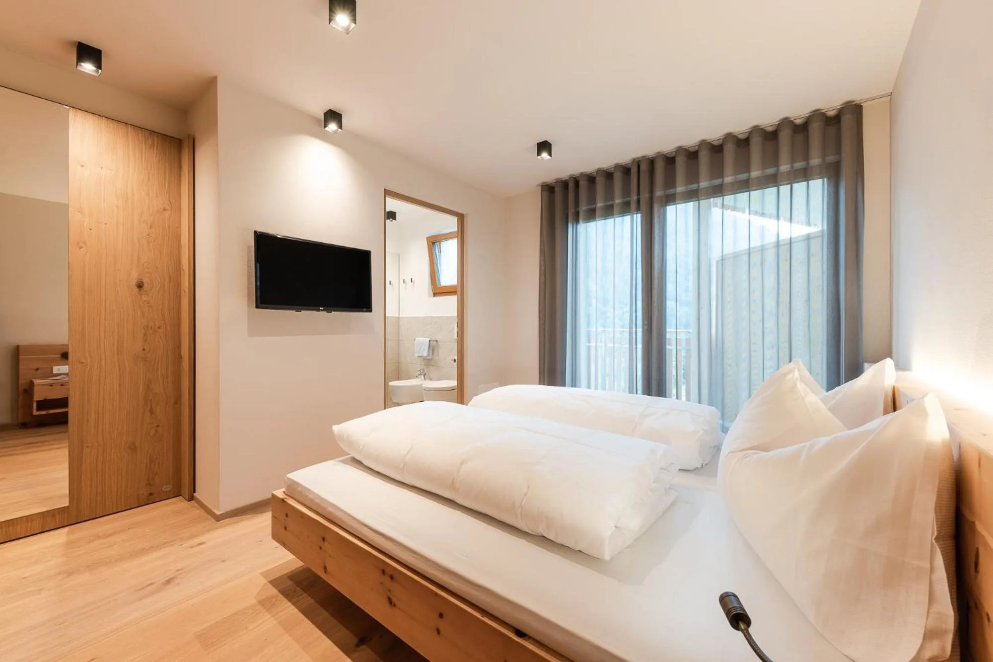 Photo of the whole room, Bed in Aparthotel Abiná Lana Höhe