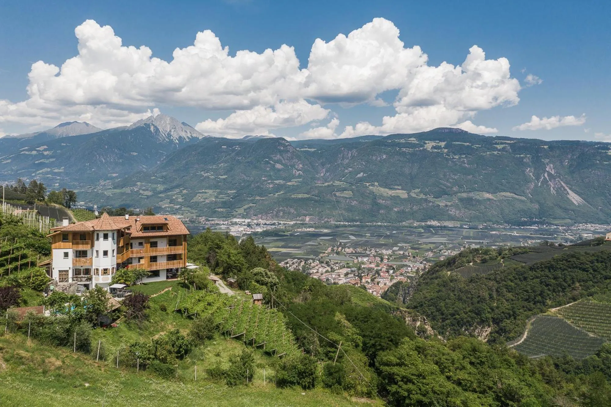 Property building in Aparthotel Abiná Lana Höhe
