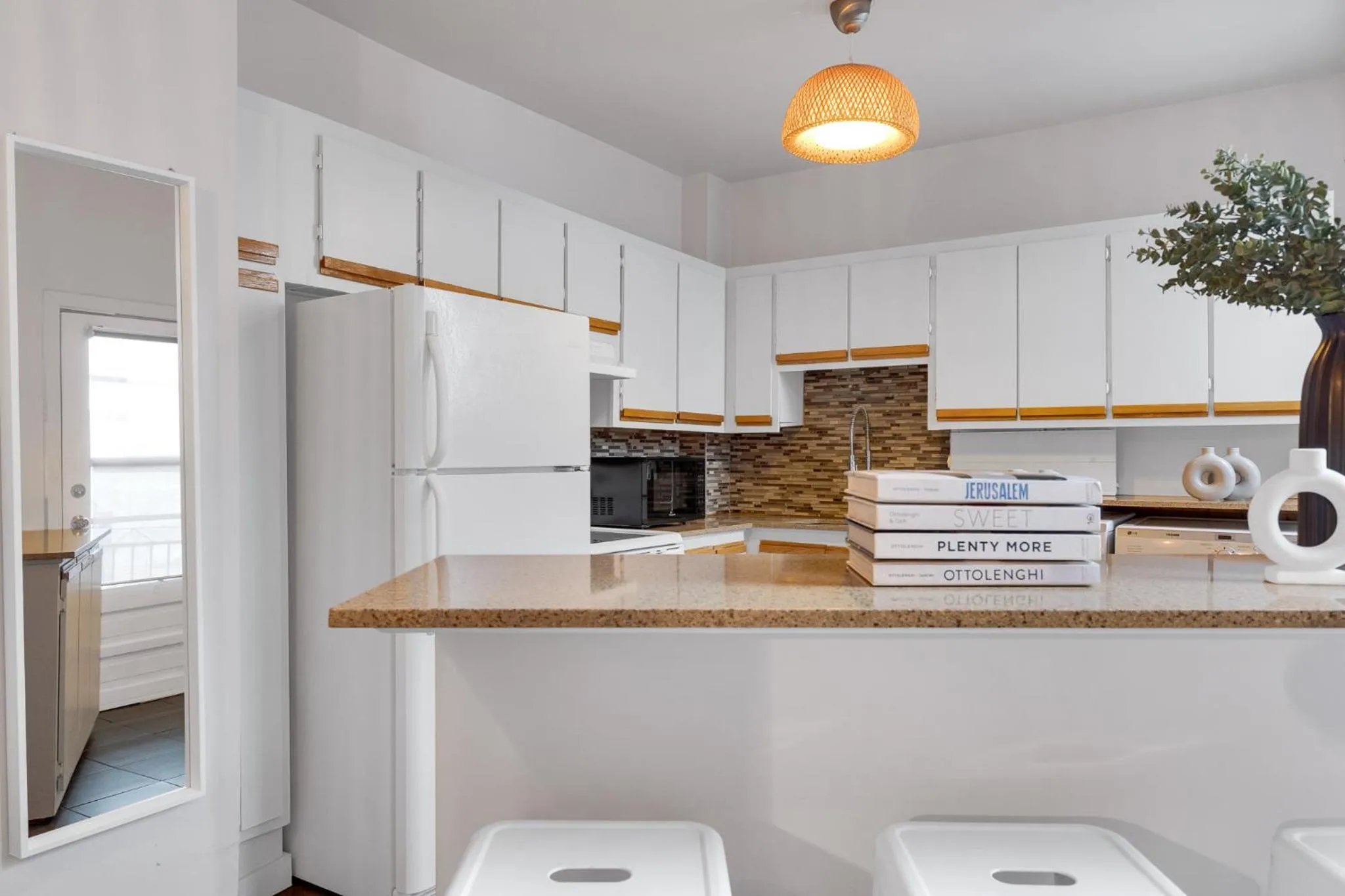 Kitchen or kitchenette in LiV MTL Avenue