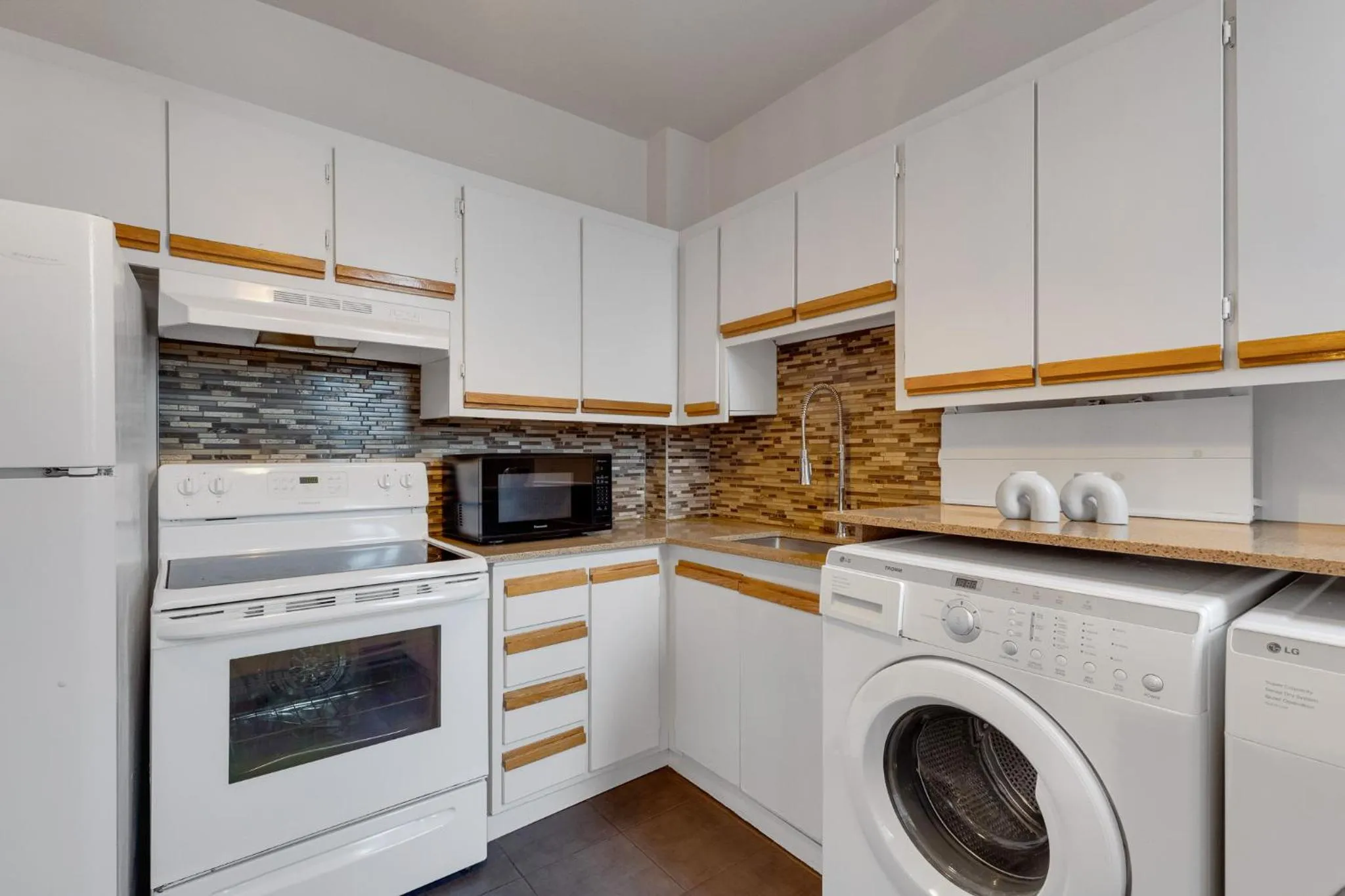 Kitchen or kitchenette in LiV MTL Avenue