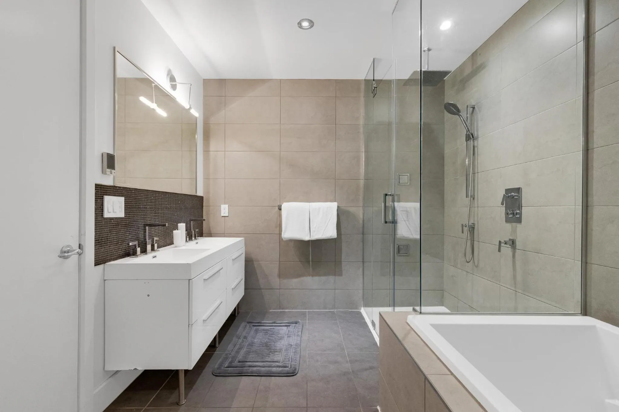 Shower in LiV MTL Plato