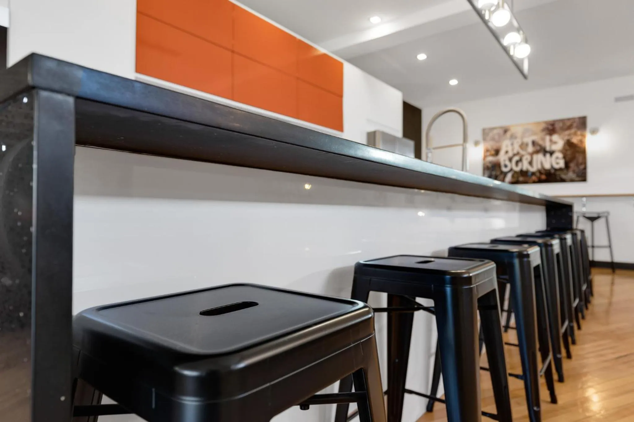 Kitchen or kitchenette in LiV MTL Plaza