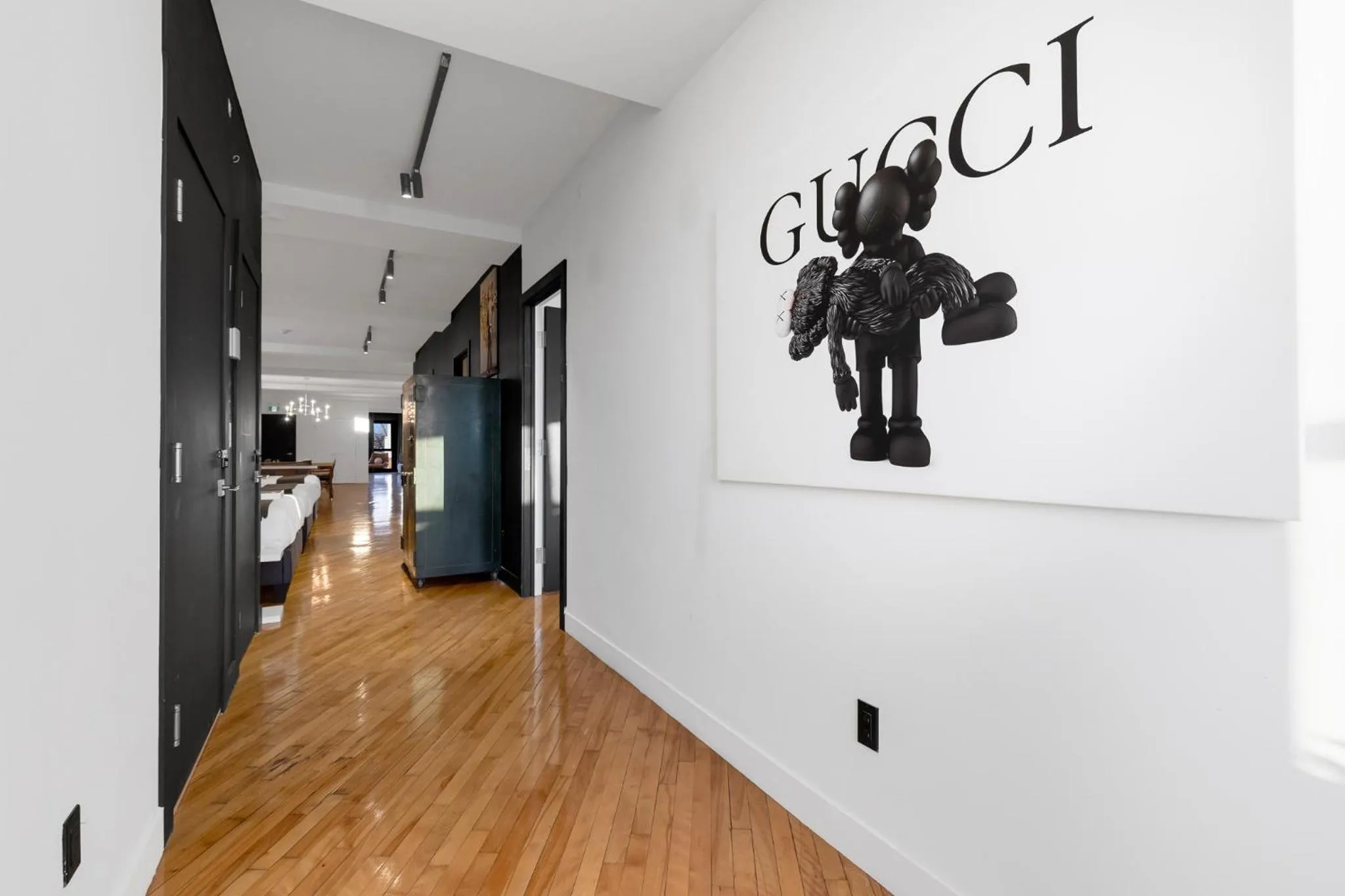 Logo/Certificate/Sign in LiV MTL Plaza