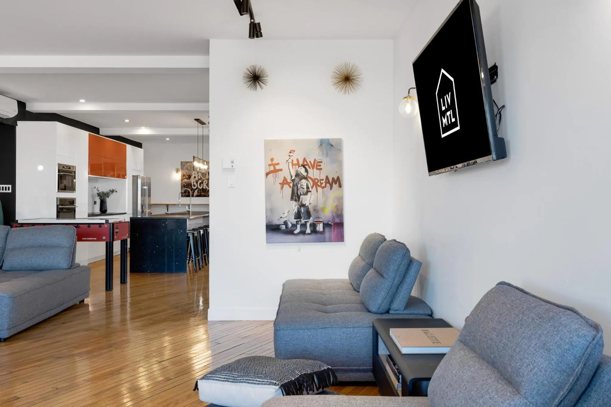 Communal lounge/ TV room in LiV MTL Plaza